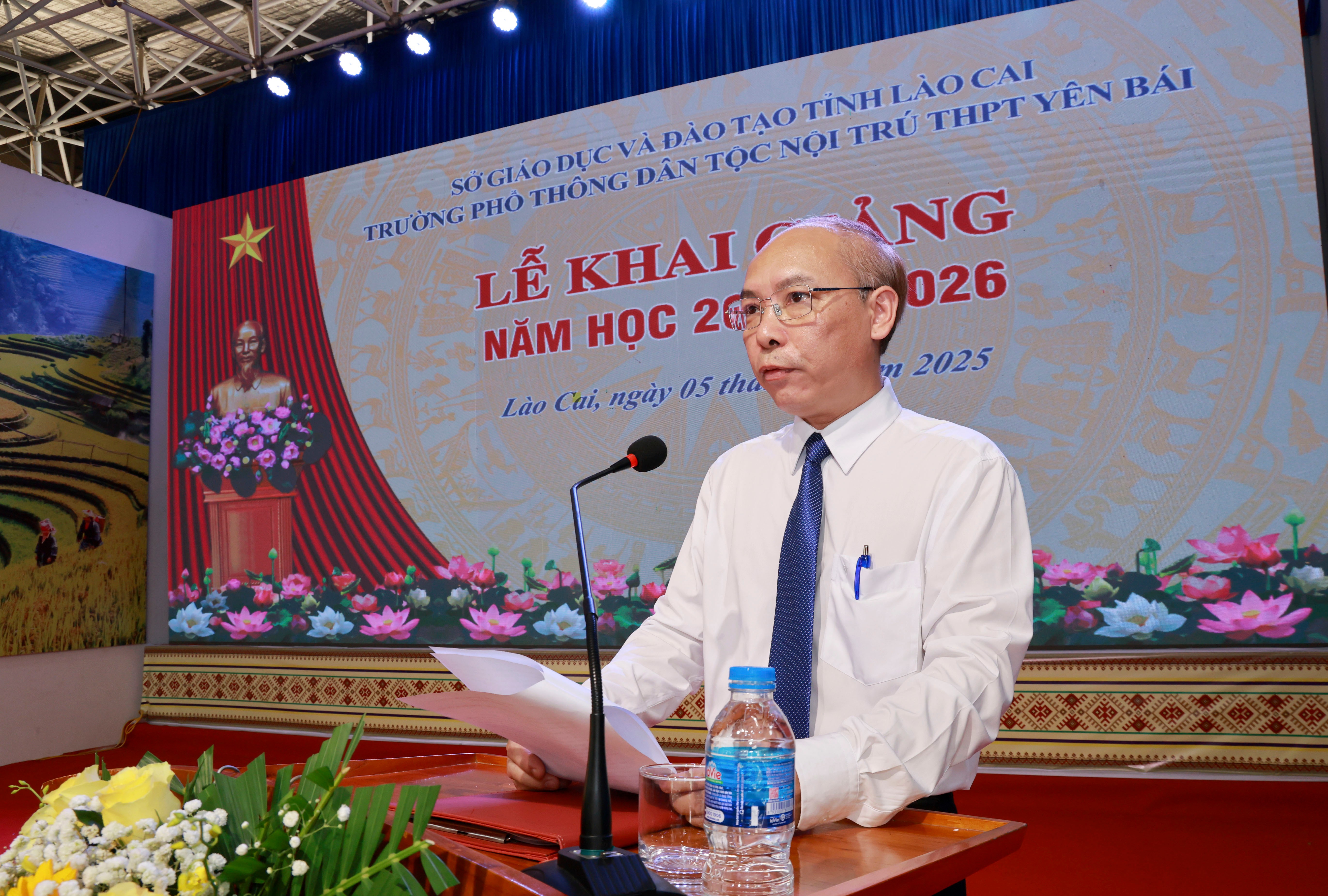 Đồng chí Vũ Hải báo cáo thành tích dạy và học của nhà trường trong năm vừa qua. 060a6482.jpg