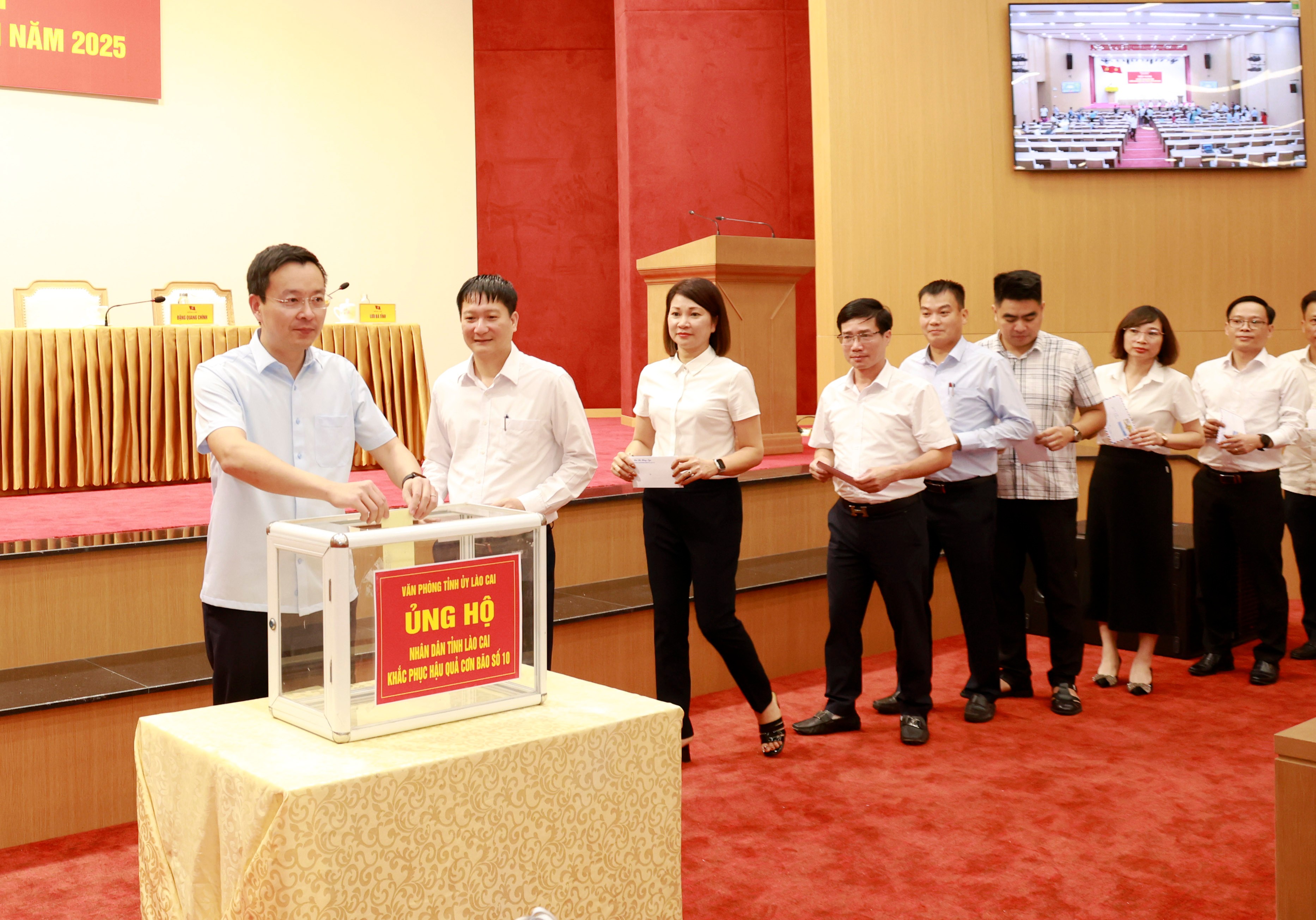 Cán bộ, công chức, viên chức Văn phòng Tỉnh ủy ủng hộ đồng bào trên địa bàn tỉnh khắc phục hậu quả lũ bão. 060a7942.jpg