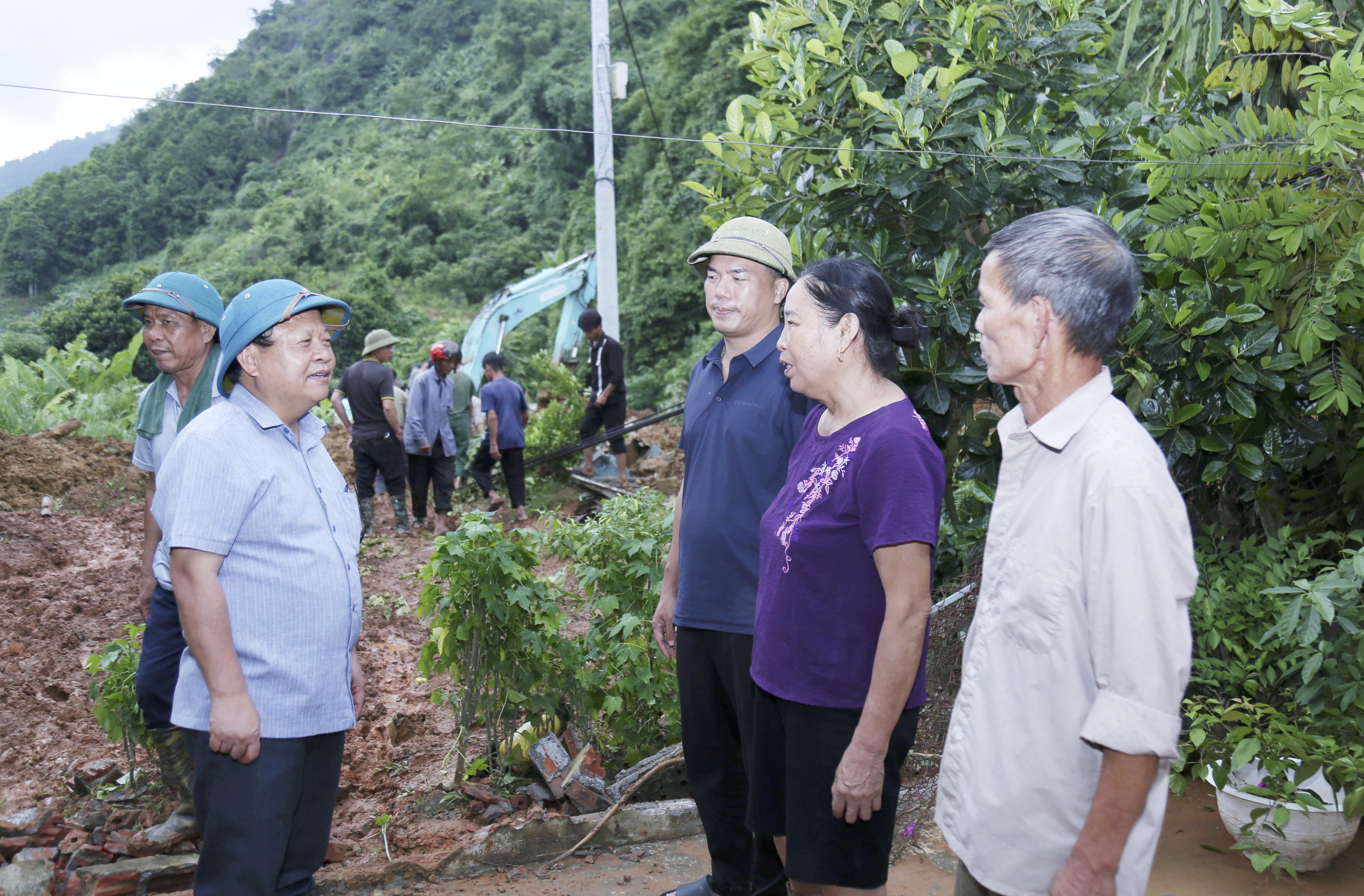 Đồng chí Nguyễn Trọng Hài, Ủy viên Ban Thường vụ Tỉnh ủy, Phó Chủ tịch UBND tỉnh trực tiếp chỉ huy việc giải phóng Tỉnh lộ 156 và thăm hỏi, động viên Nhân dân. IMG_4558.JPG