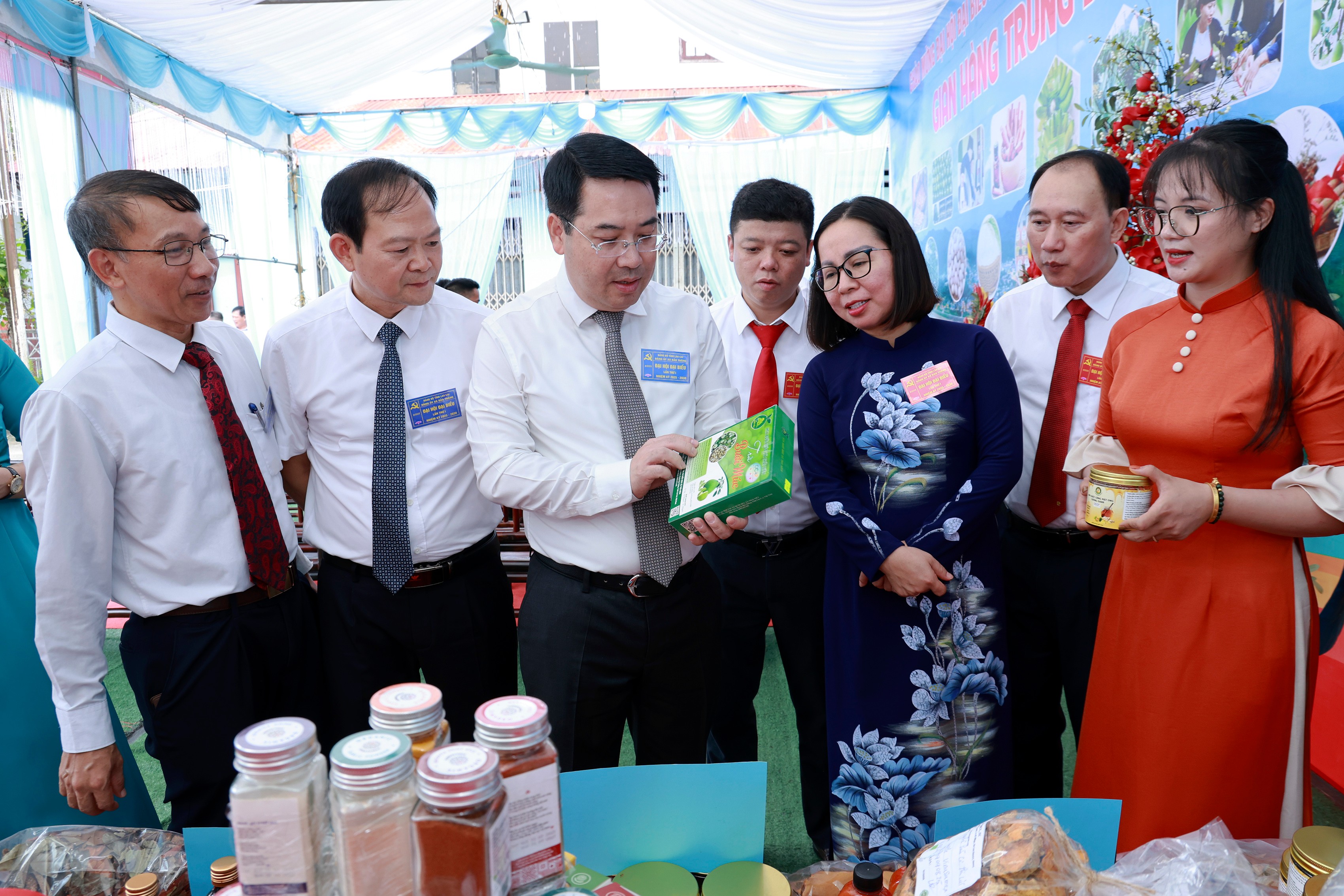 Đồng chí Nguyễn Tuấn Anh, Phó Bí thư Tỉnh ủy và lãnh đạo xã Bảo Thắng tham quan gian hàng OCOP bên hành lang hội trường đại hội. 060a5194.jpg