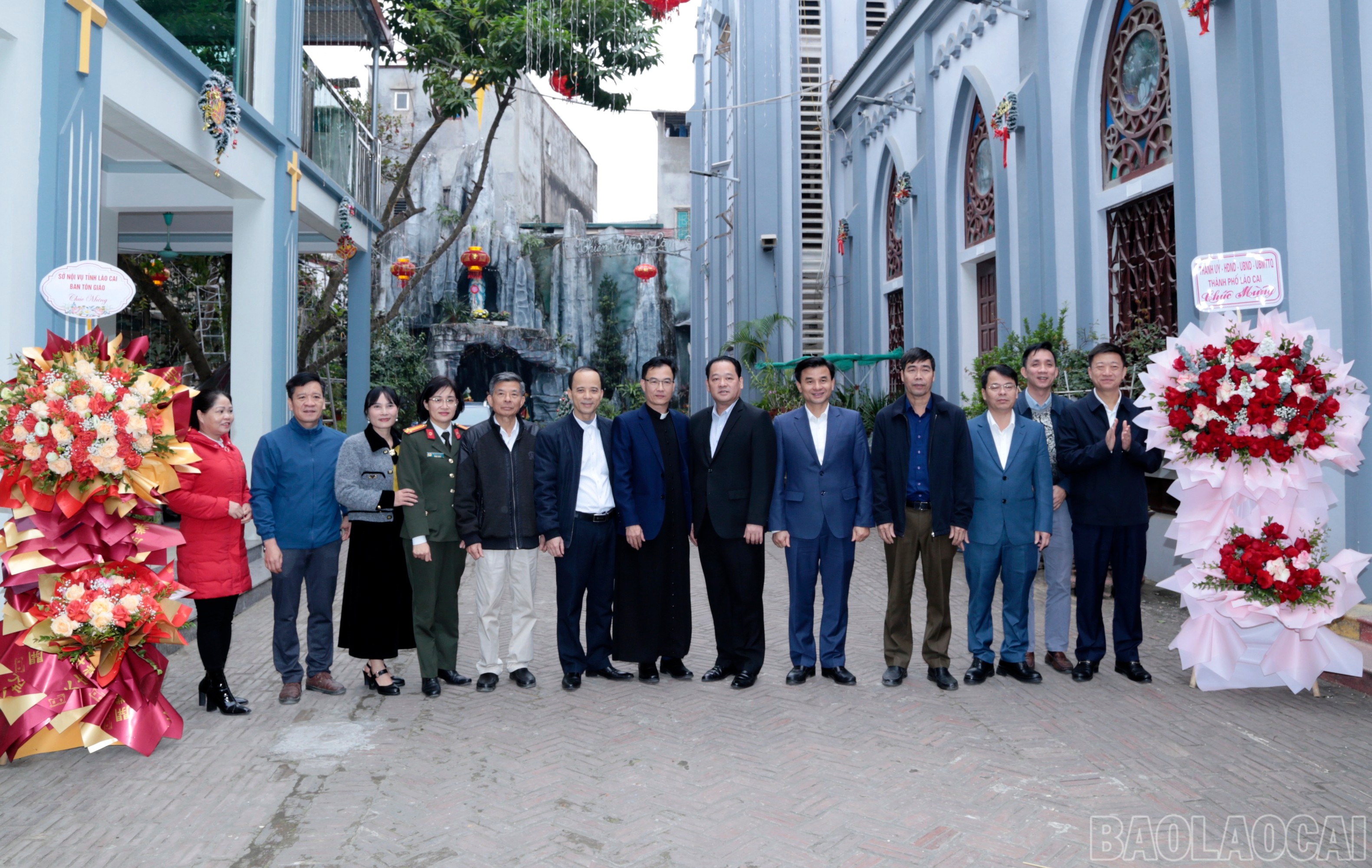 Đoàn công tác của tỉnh, thành phố Lào Cai tặng hoa, chúc mừng Giáo xứ Lào Cai nhân dịp Lễ Noel năm 2024. img-0684.jpg