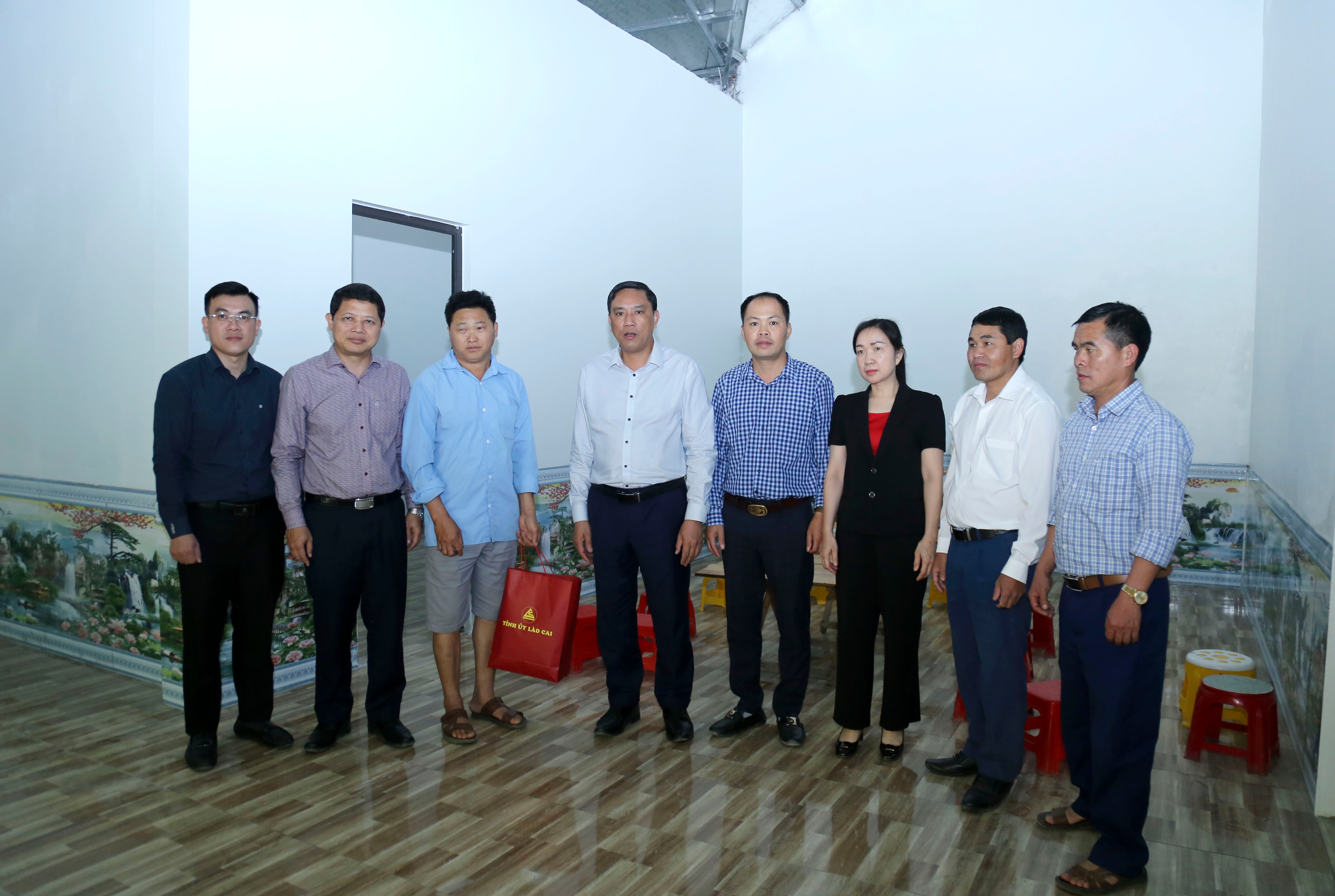 Đồng chí Hoàng Giang, Phó Bí thư Tỉnh ủy tặng quà cho hộ nghèo tại xã Lùng Khấu Nhin. img-8517.jpg