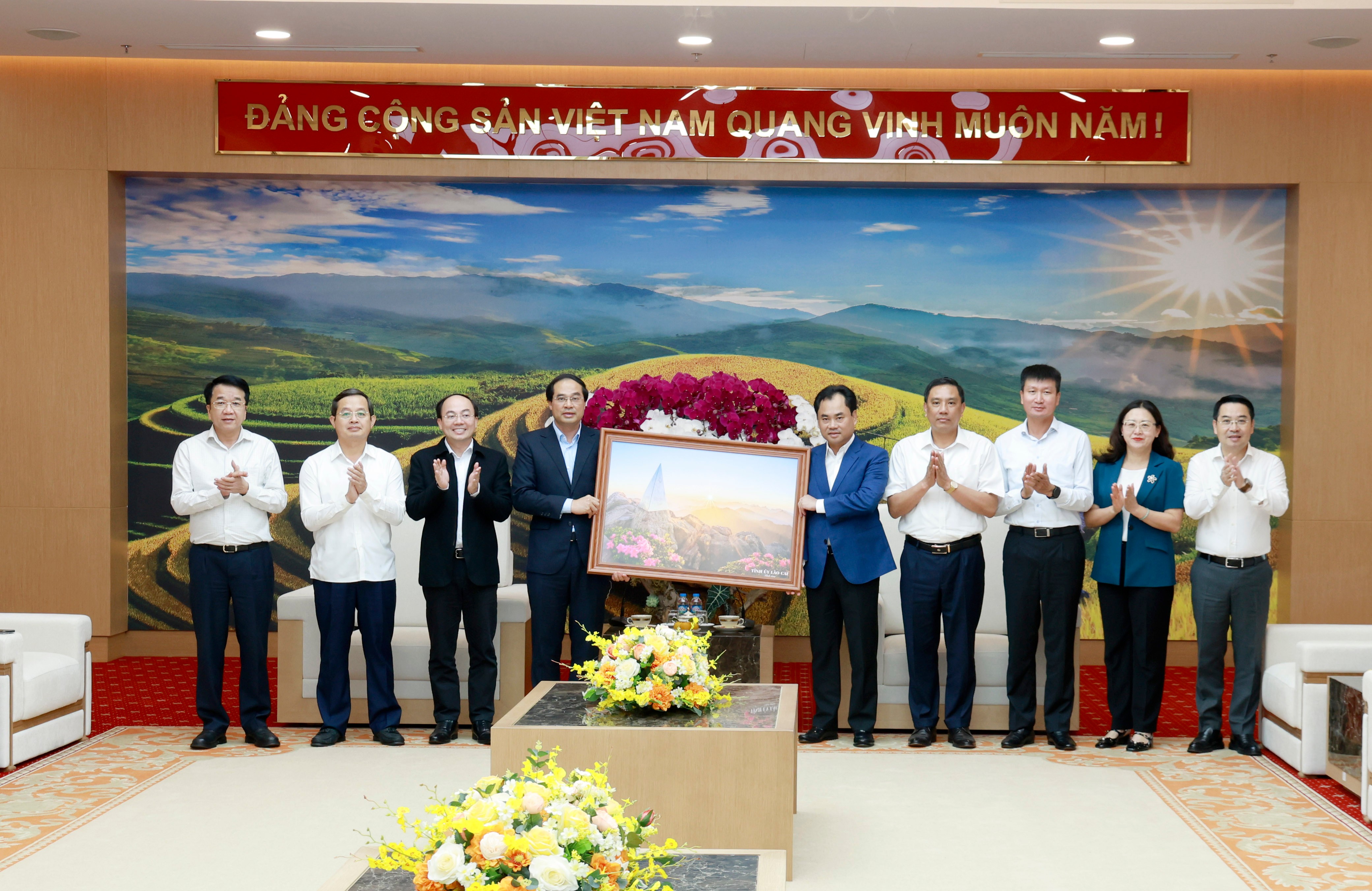 Ban Thường vụ Tỉnh ủy hai tỉnh tặng quà lưu niệm. 060a0883.jpg
