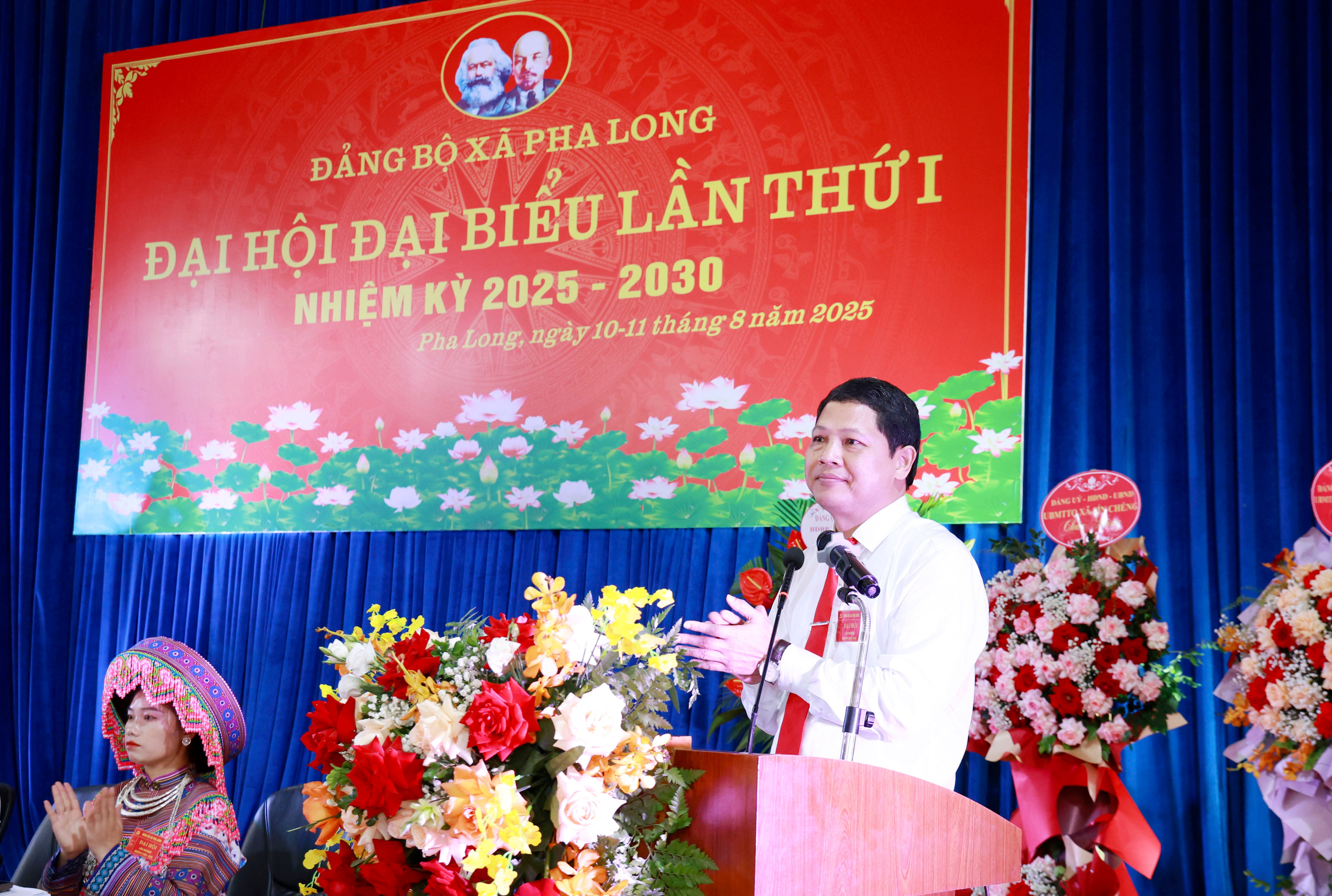 Bí thư Đảng ủy xã Pha Long Hoàng Văn Quang báo cáo trước Đại hội. 060a5417.jpg