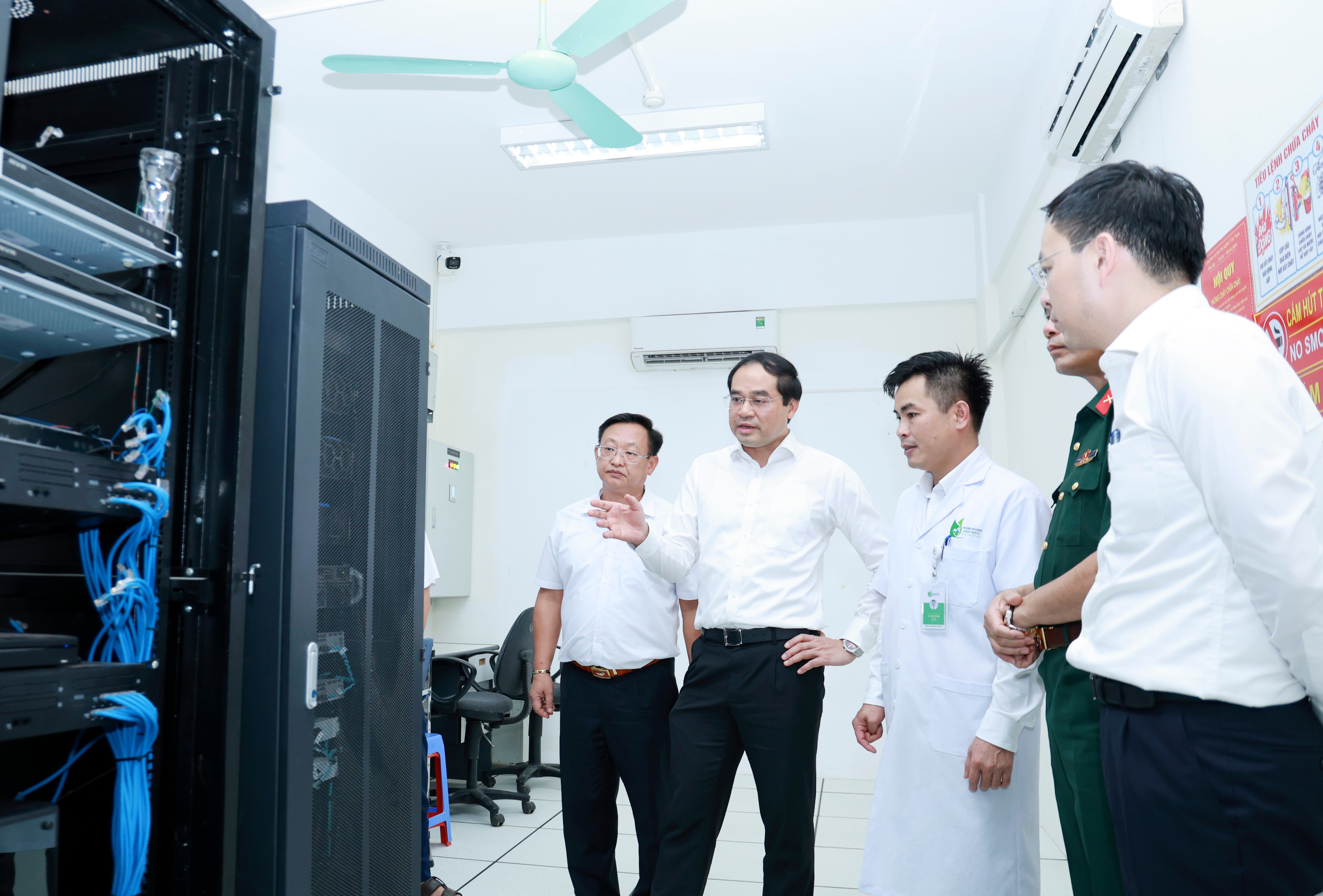 Đồng chí Trịnh Xuân Trường -Bí thư Tỉnh ủy, Chủ tịch HĐND tỉnh và Đoàn công tác thăm Bệnh viện Đa khoa khu vực Mường Khương. 060a5778.jpg
