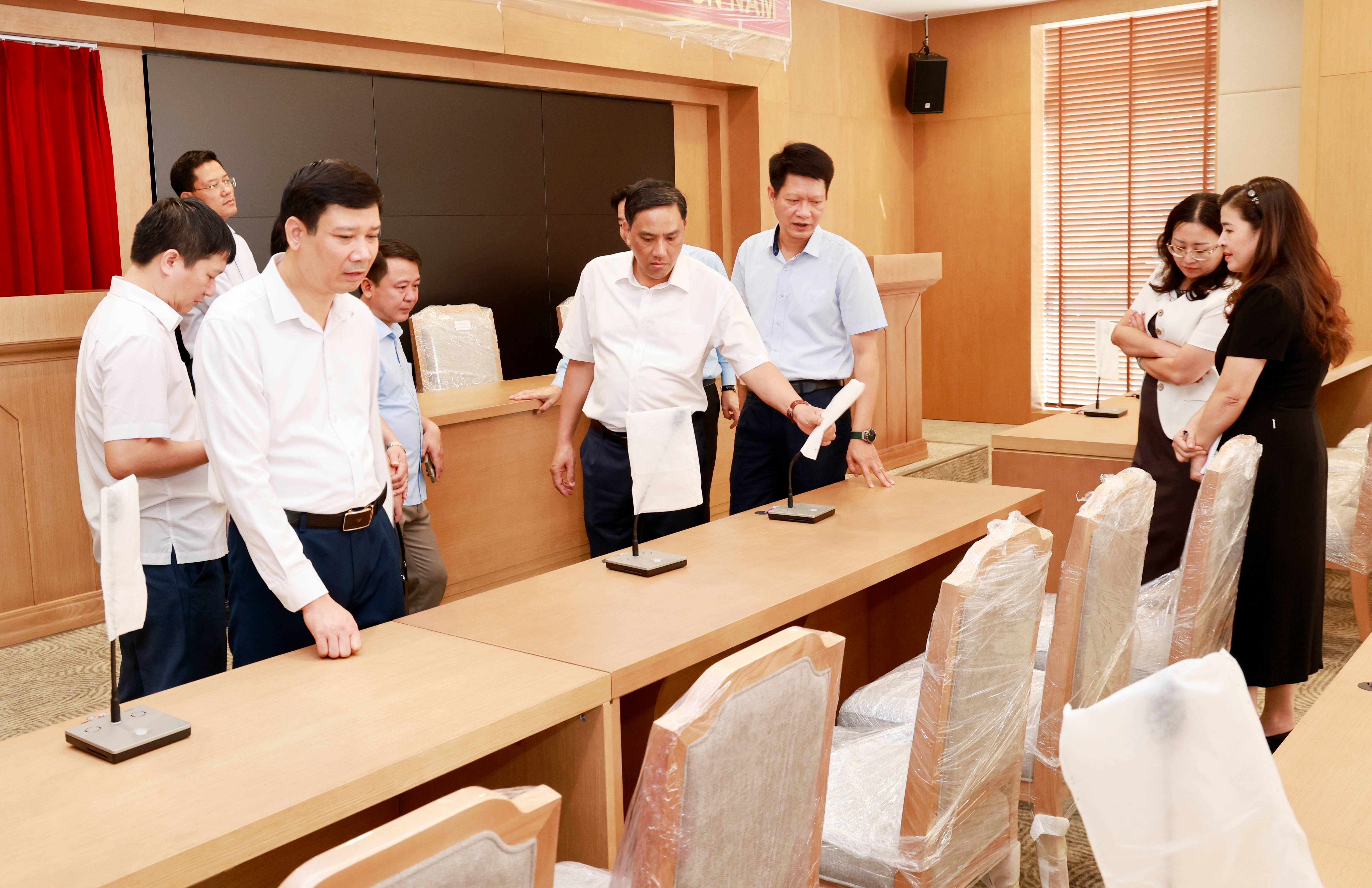 Đồng chí Hoàng Giang - Phó Bí thư Thường trực Tỉnh ủy và đoàn công tác của tỉnh kiểm tra các phòng chức năng của Dự án. 060a7134.jpg