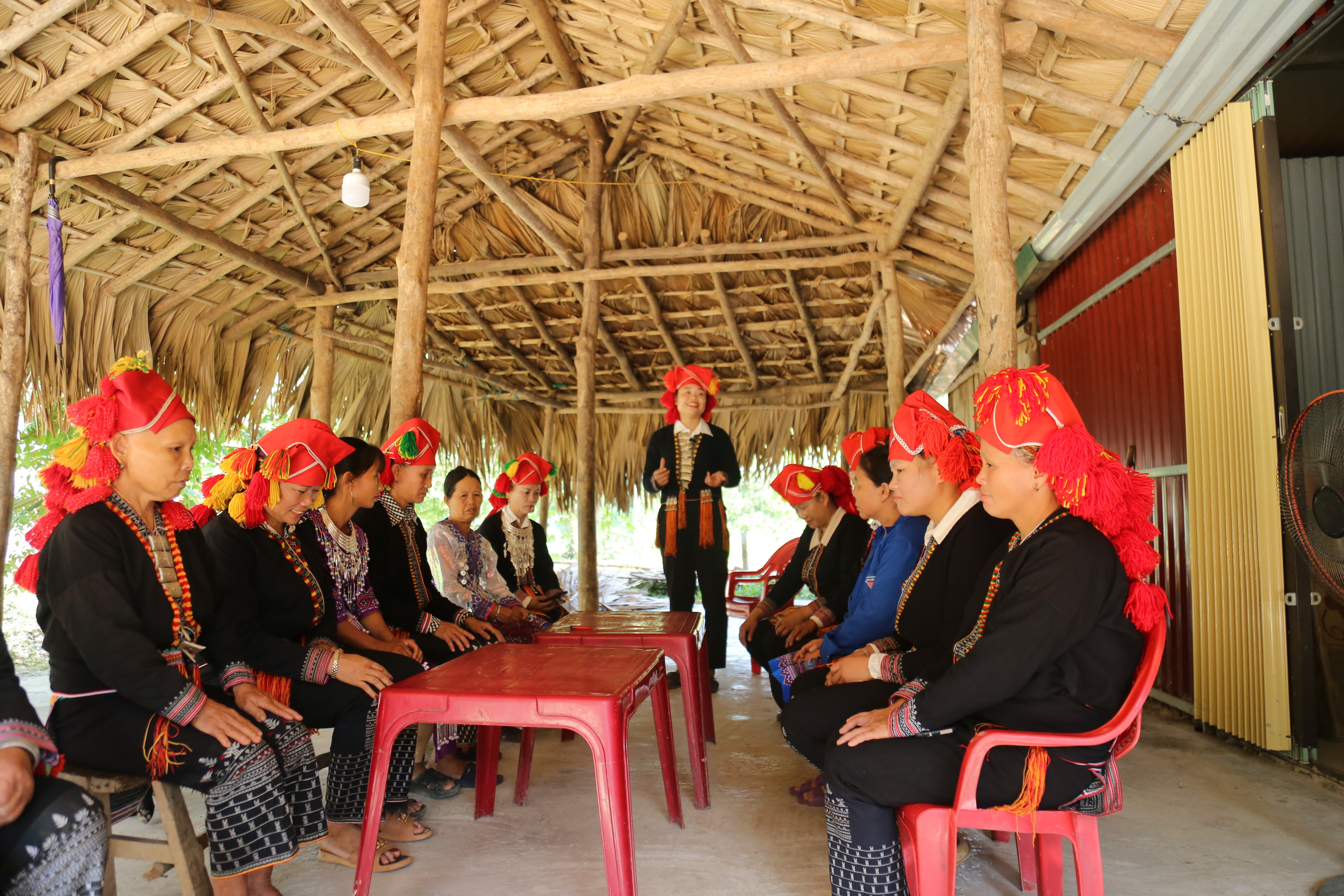 Một buổi truyền thông cộng đồng của Hội Phụ nữ xã Phú Nhuận tại thôn vùng cao. img-8185.jpg