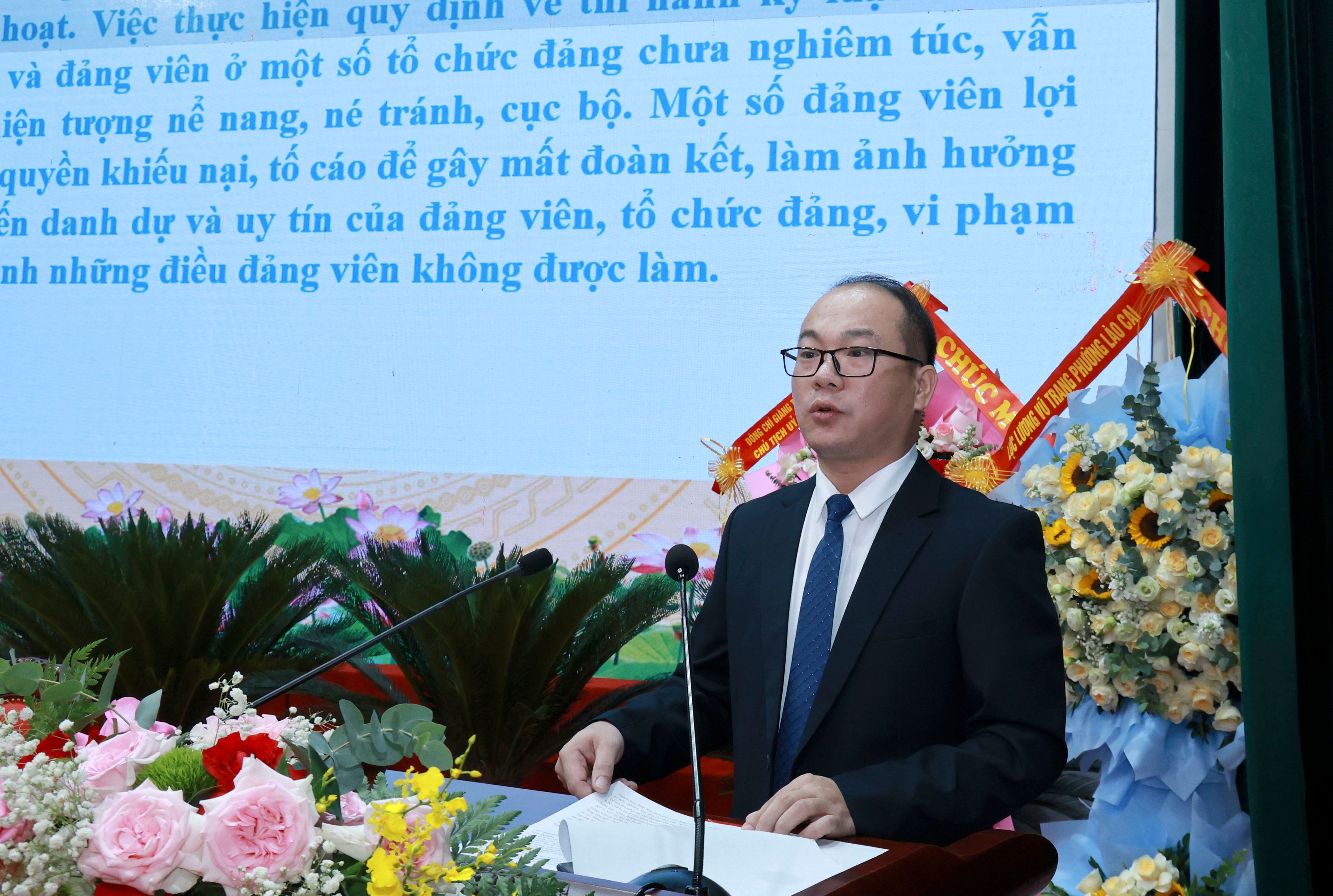 Đại biểu Lê Công Toàn trình bày tham luận tại đại hội. 060a4509.jpg