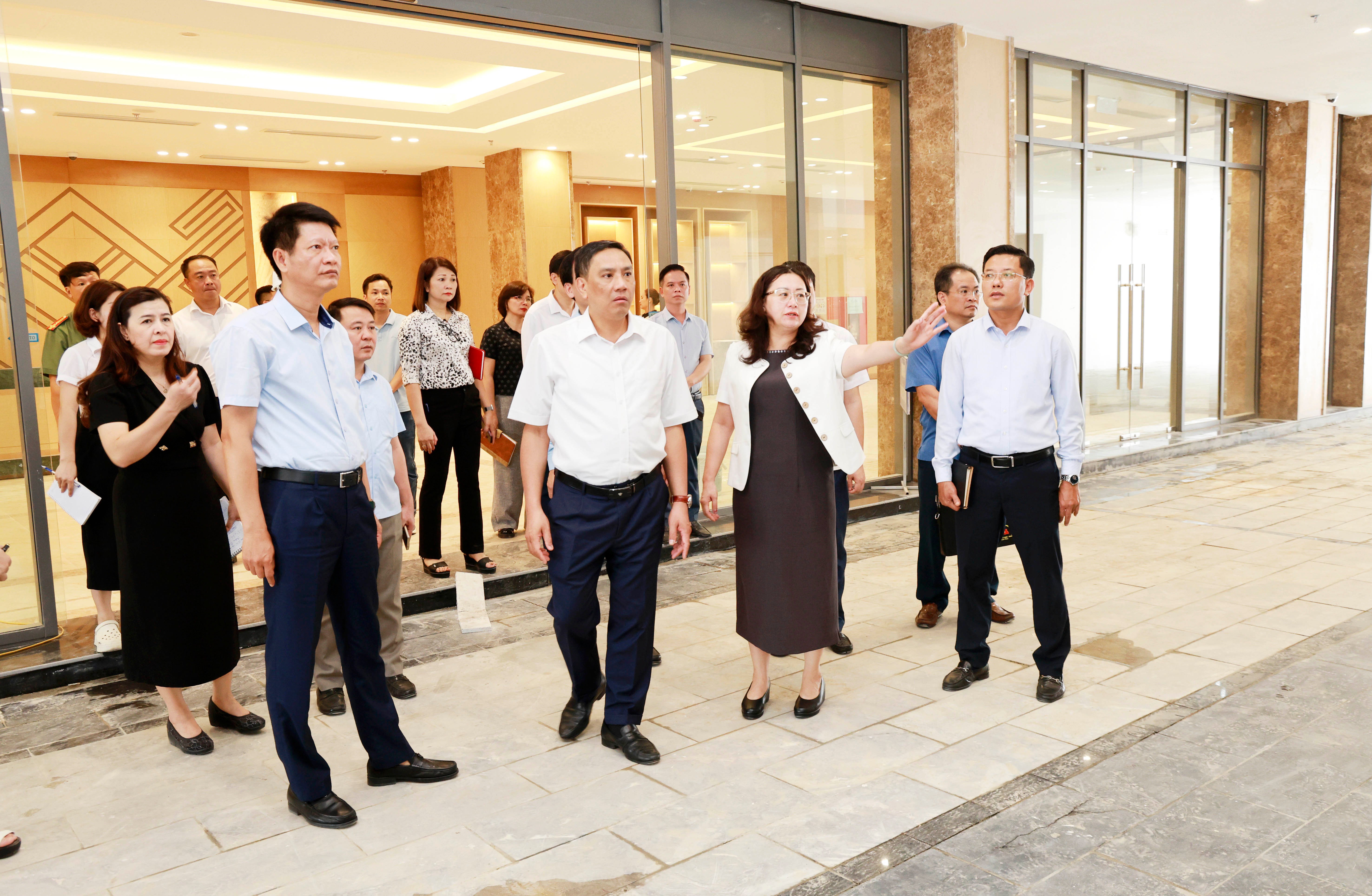 Đồng chí Giàng Thị Dung - Phó Bí thư Tỉnh ủy, Chủ tịch Ủy ban MTTQ Việt Nam tỉnh cho ý kiến về khánh tiết Đại hội. 060a7160-8616.jpg