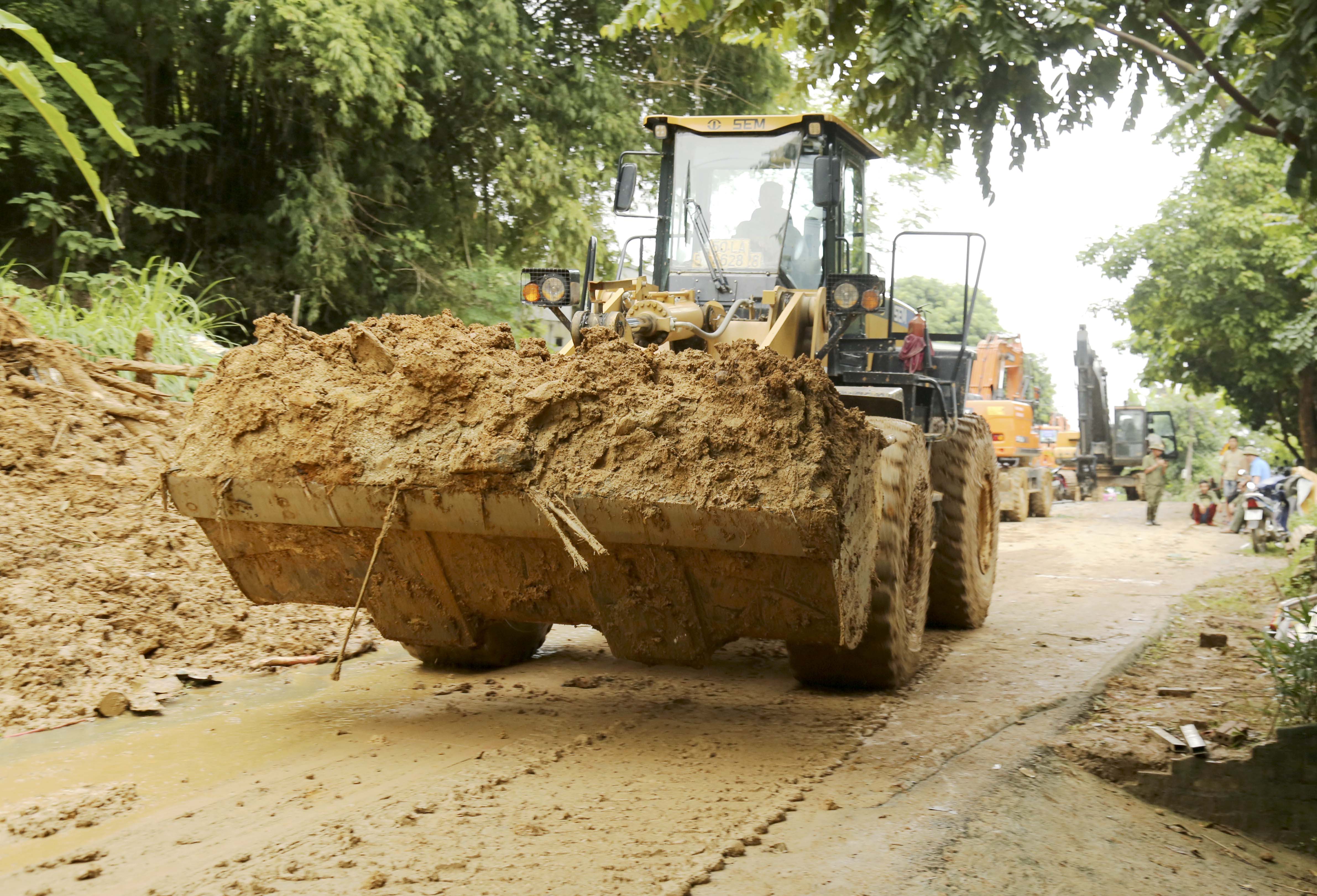 Nhiều phương tiện, máy móc đã được huy động để thông đường, các ca làm việc suốt ngày đêm. IMG_4491.JPG