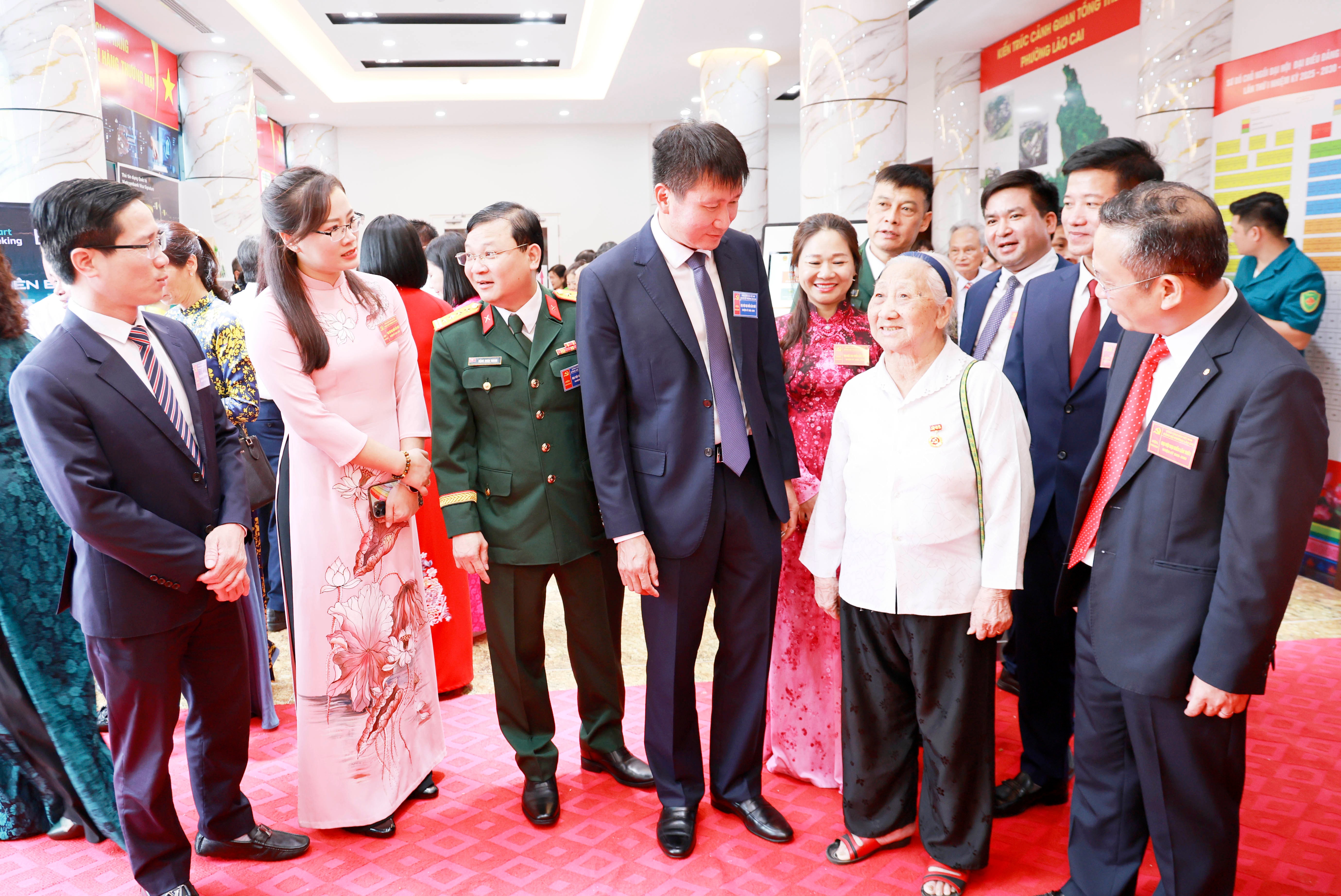 Đồng chí Chủ tịch UBND tỉnh Trần Huy Tuấn trò chuyện với đảng viên lão thành và các đại biểu bên hành lang đại hội. 060a4758.jpg