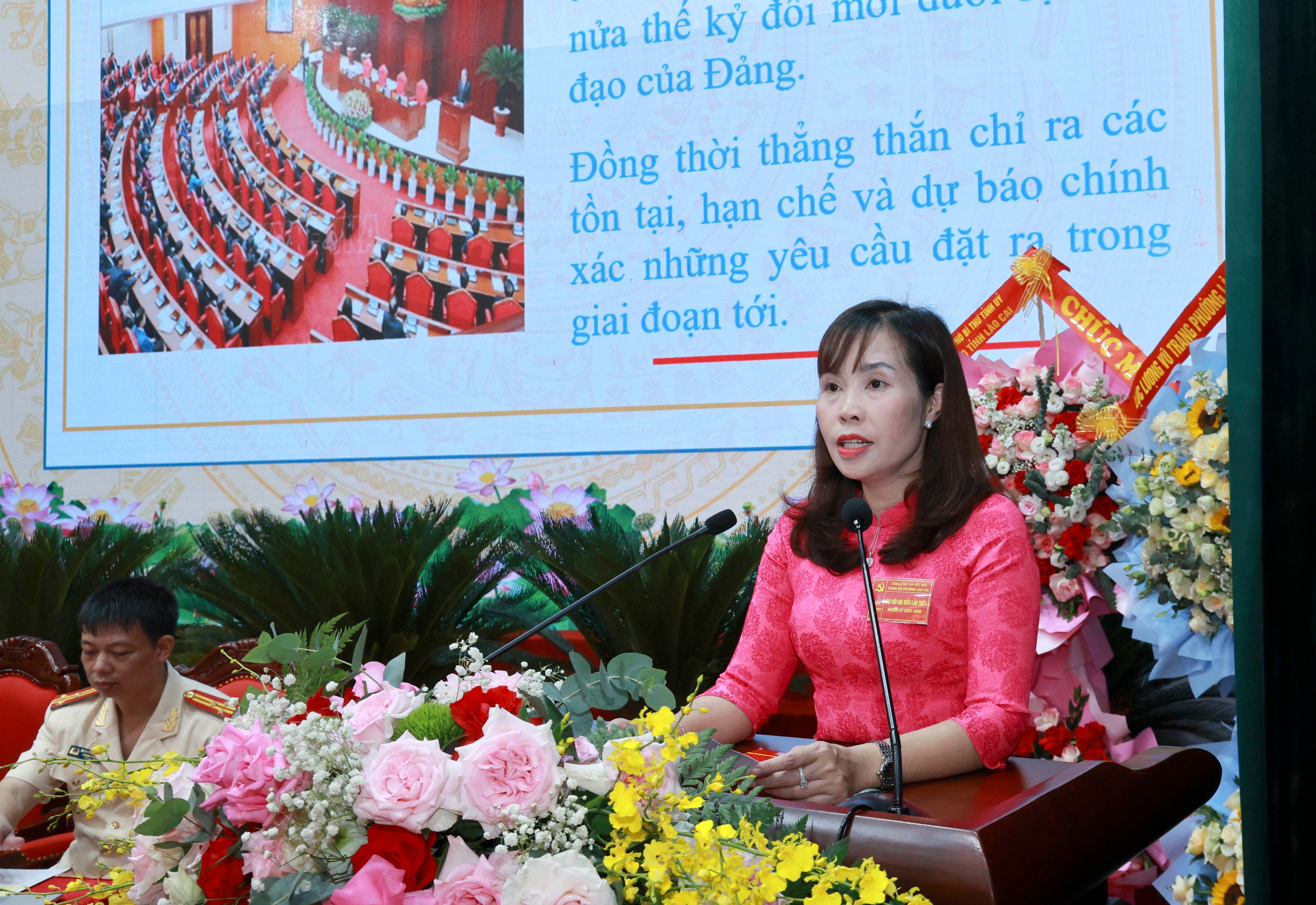 Đồng chí Bùi Thị Thu Hương, Giám đốc Trung tâm chính trị phường tham luận. 060a4482.jpg