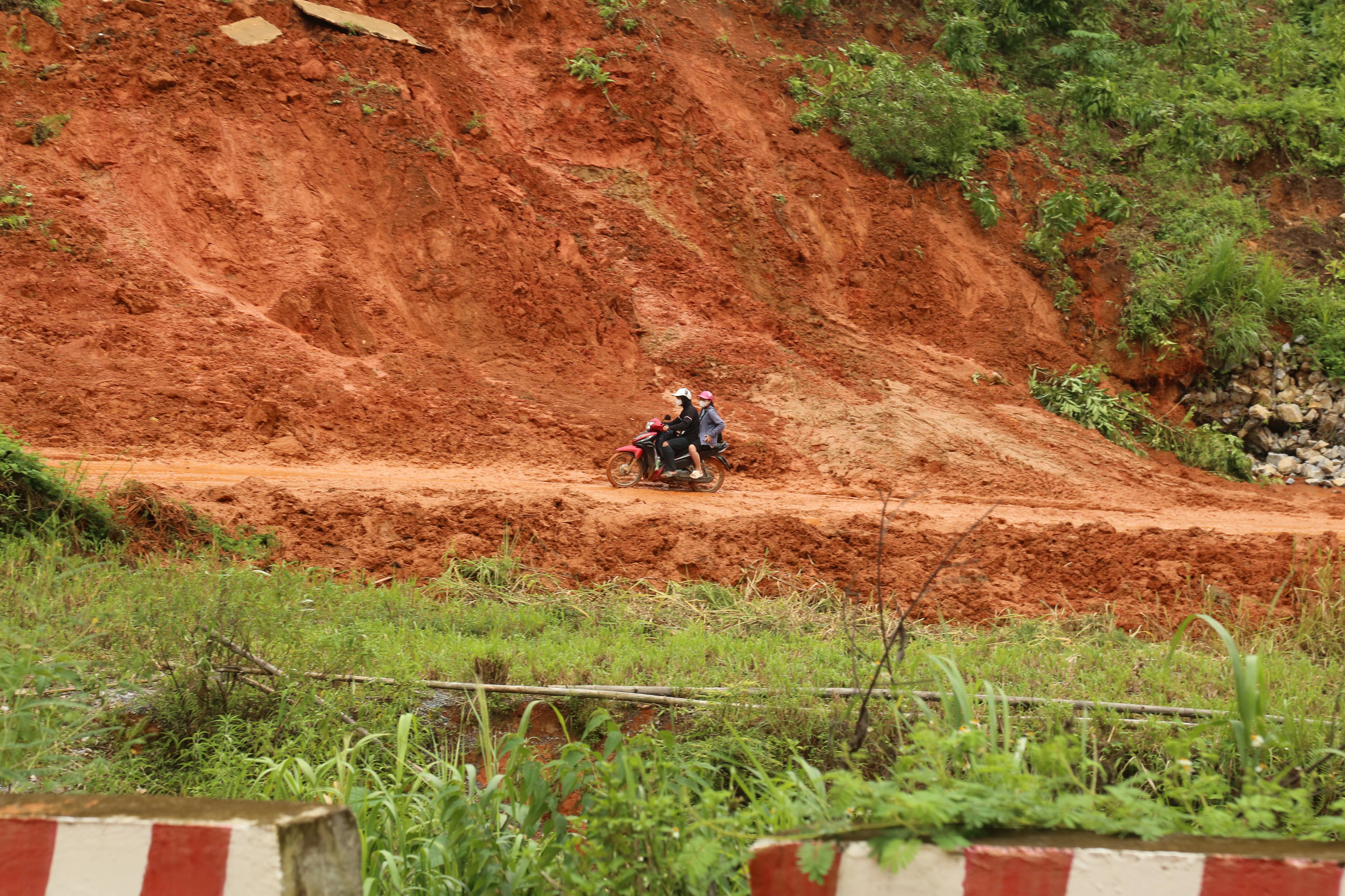 Đường đã thông nhưng người qua đường cần lưu ý bởi lượng bùn, đất nhão từ phía taluy dương tại điểm sạt còn rất lớn, có thể sụt xuống bất cứ lúc nào. Ảnh chụp cuối chiều 11/9 tại xã Mường Vi. IMG_4475.JPG
