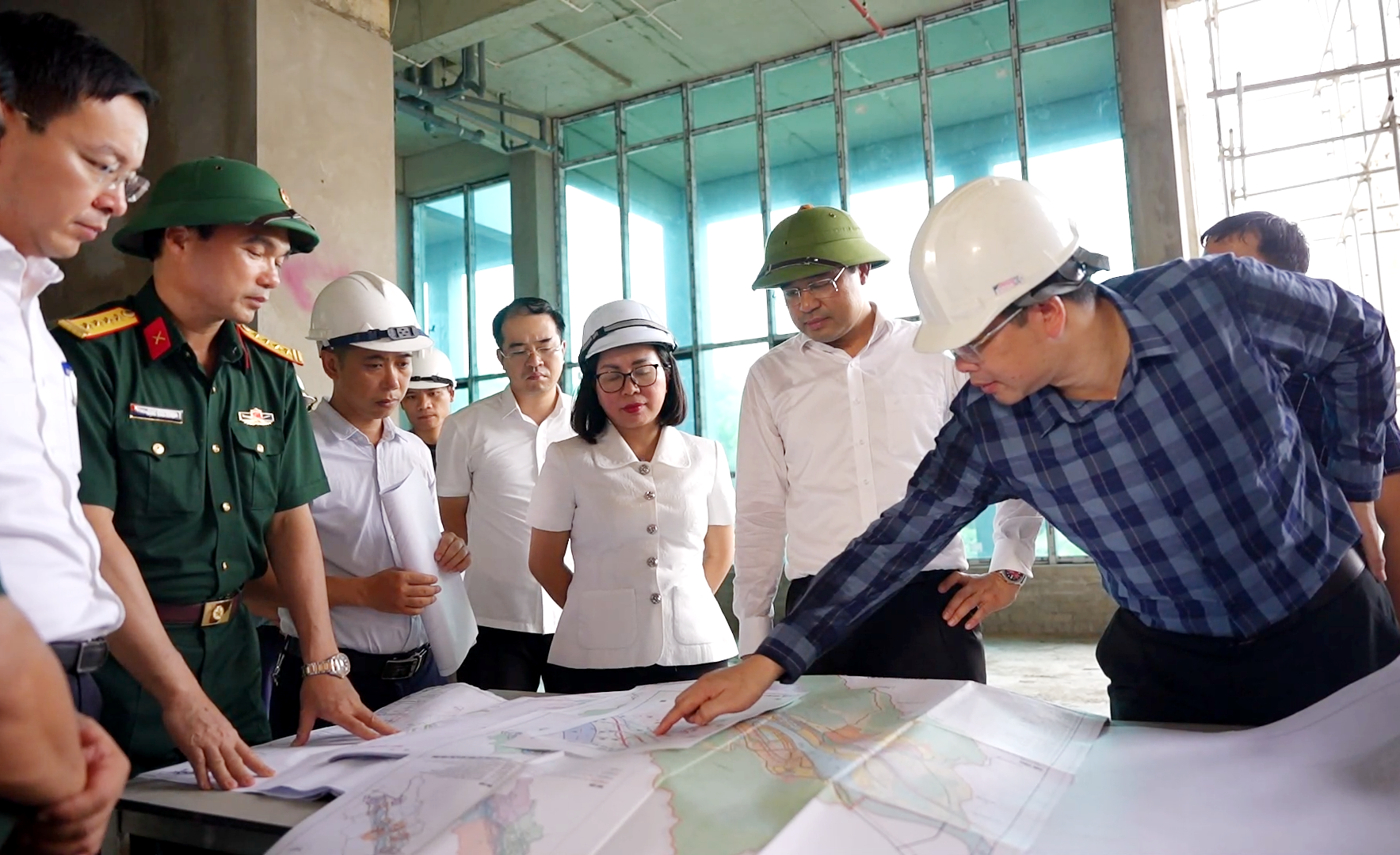 Đồng chí Bí thư Tỉnh ủy và Đoàn công tác kiểm tra trụ sở hành chính xã Bảo Thắng và các cơ quan khu vực đang chuẩn bị hoàn thành. lv-mk00-05-22-49still002.png