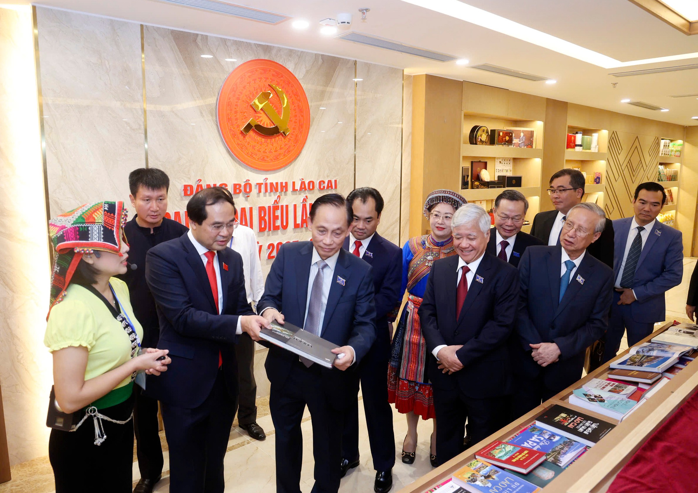 Các đồng chí lãnh đạo Đảng, Nhà nước và lãnh đạo tỉnh Lào Cai tham quan triển lãm trưng bày thành tựu Lào Cai vươn mình phát triển. z7060675241542-c86f33225b0f39a0d8c0025e6acf0932.jpg