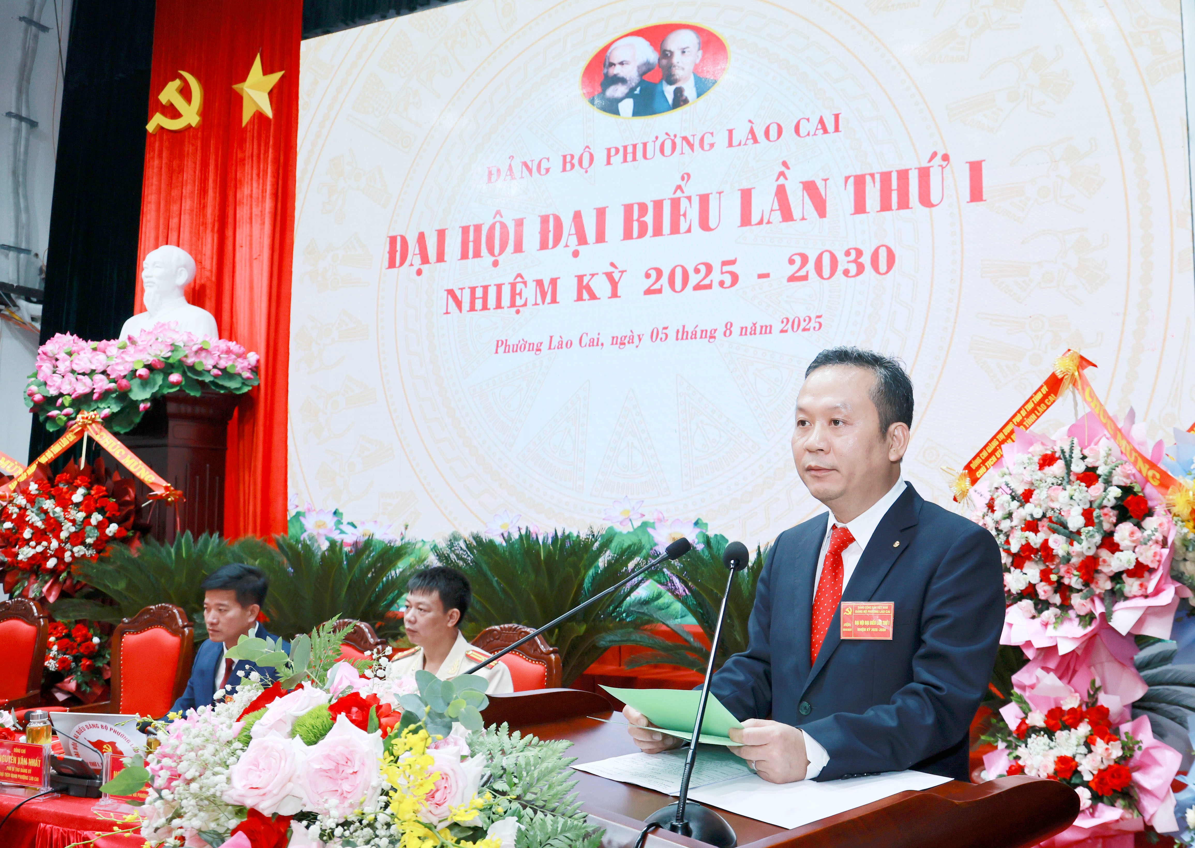 Đồng chí Nguyễn Quốc Huy, Bí thư Đảng ủy phường Lào Cai phát biểu tại đại hội. 060a4597.jpg