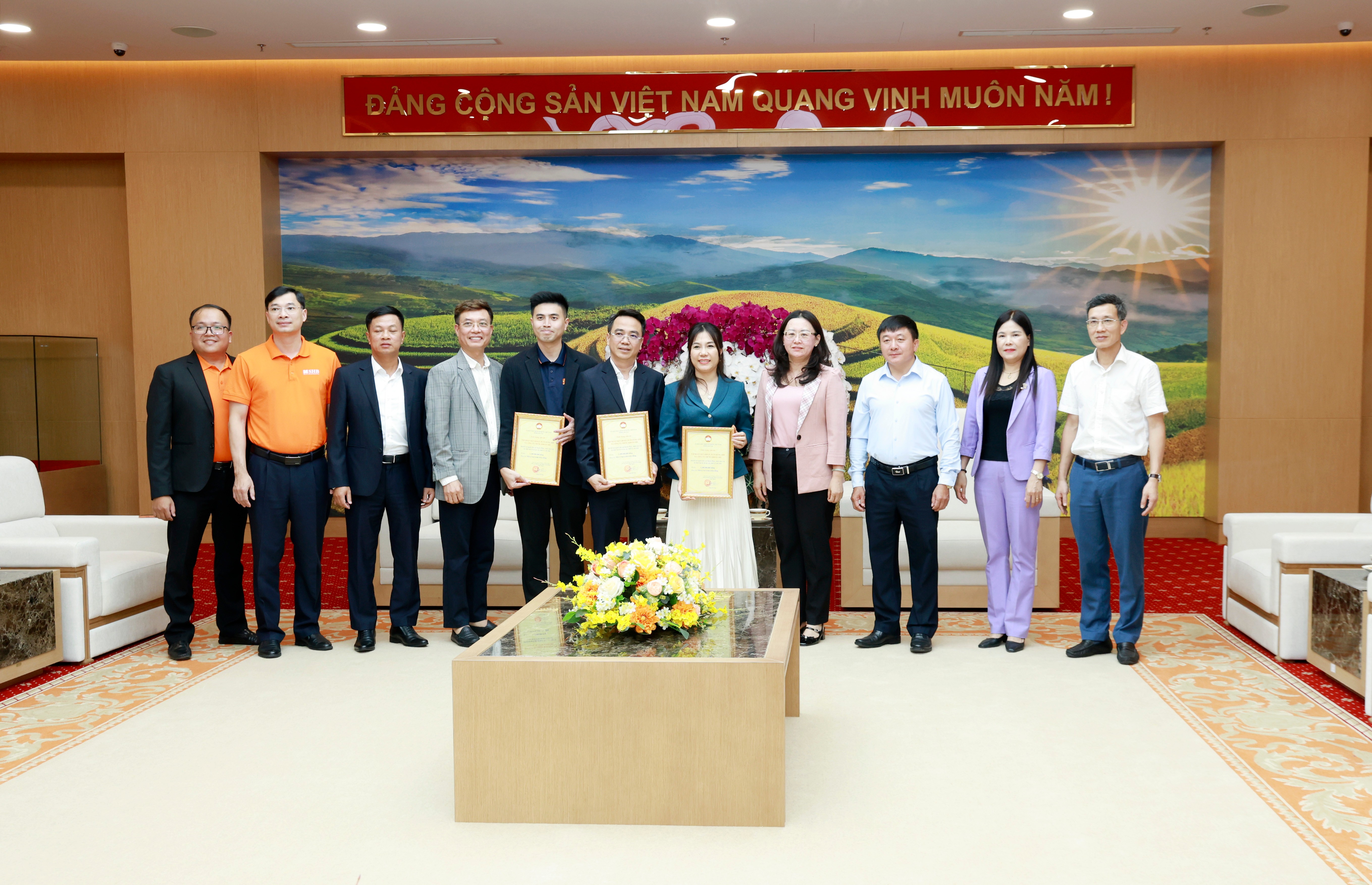 Đồng chí Giàng Thị Dung - Phó Bí thư Tỉnh ủy, Chủ tịch Ủy ban MTTQ Việt Nam tỉnh trao thư cảm ơn các nhà tài trợ. 060a1058.jpg