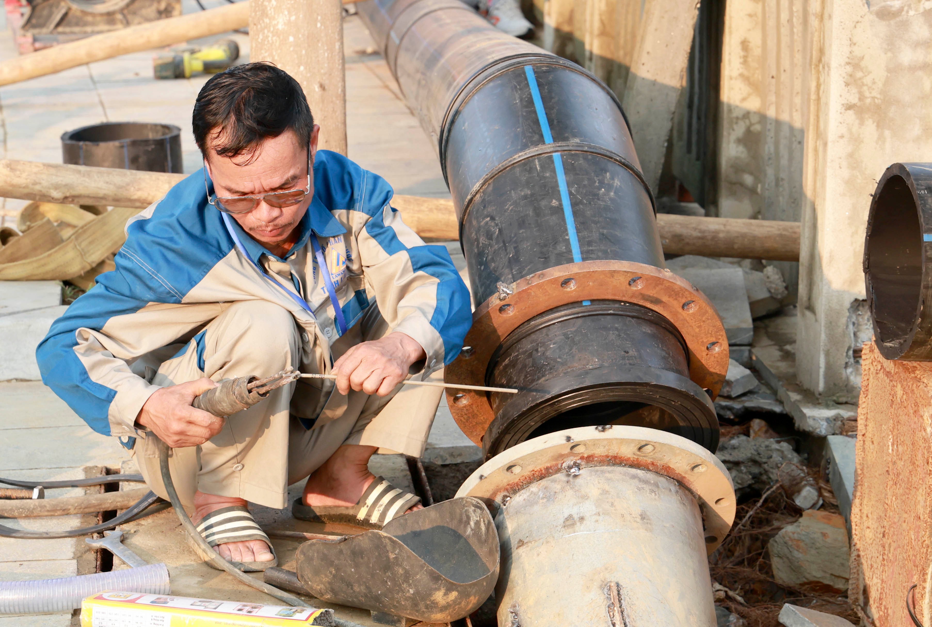 Việc đấu nối, khắc phục sự cố diễn ra khoảng 5 tiếng đồng hồ. 060a9373.jpg