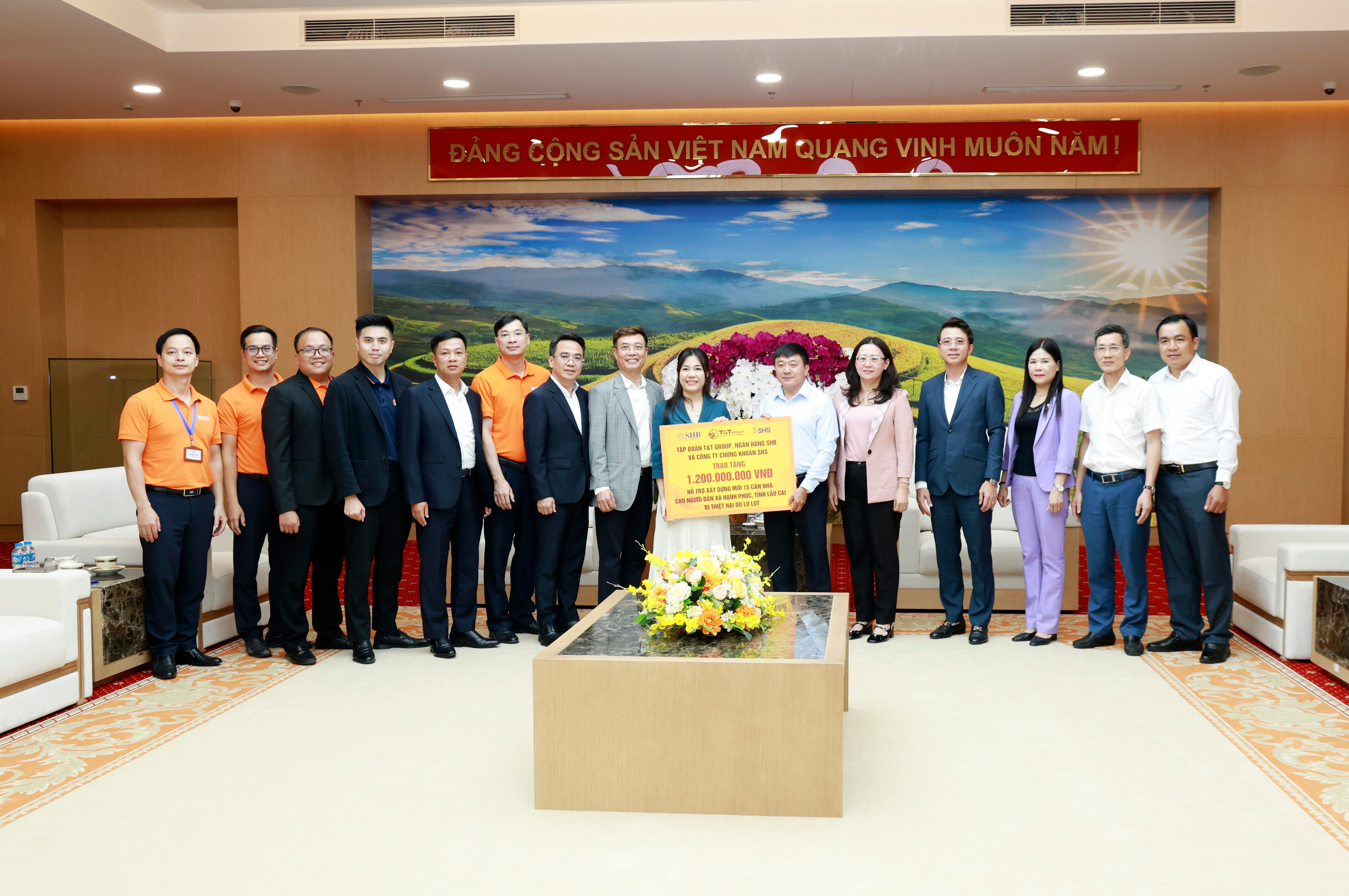 Đại diện các doanh nghiệp trao số tiền 1,2 tỷ đồng hỗ trợ người dân xã Hạnh Phúc xây nhà mới. 060a1048.jpg