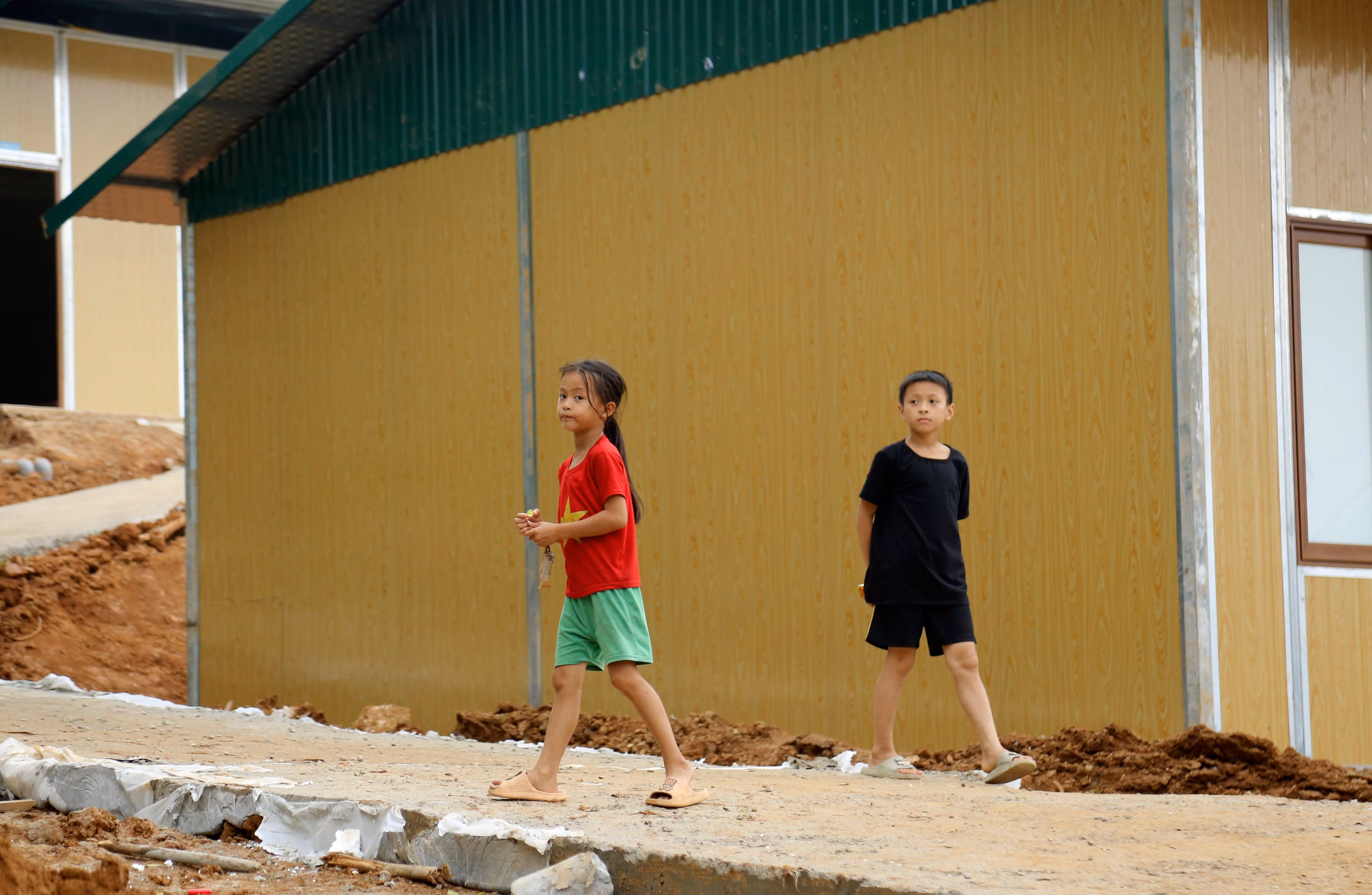 Cuộc sống đang dần trở lại ở Làng Nủ, những đứa trẻ được trở lại trường lớp, được chăm sóc, nhận được tình yêu thương từ người thân, cộng đồng xã hội.