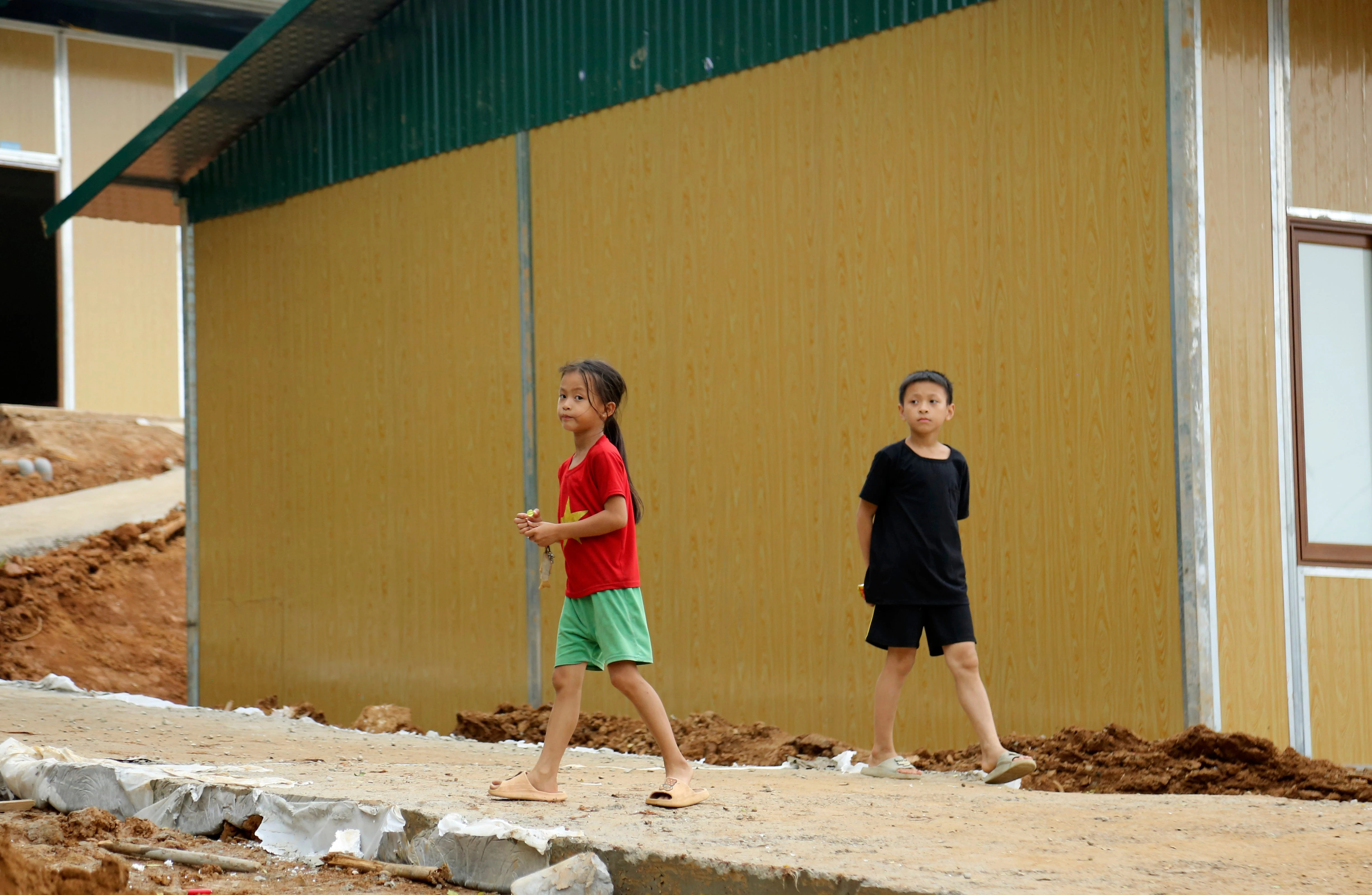 Cuộc sống đang dần trở lại ở Làng Nủ, những đứa trẻ được trở lại trường lớp, được chăm sóc, nhận được tình yêu thương từ người thân, cộng đồng xã hội.