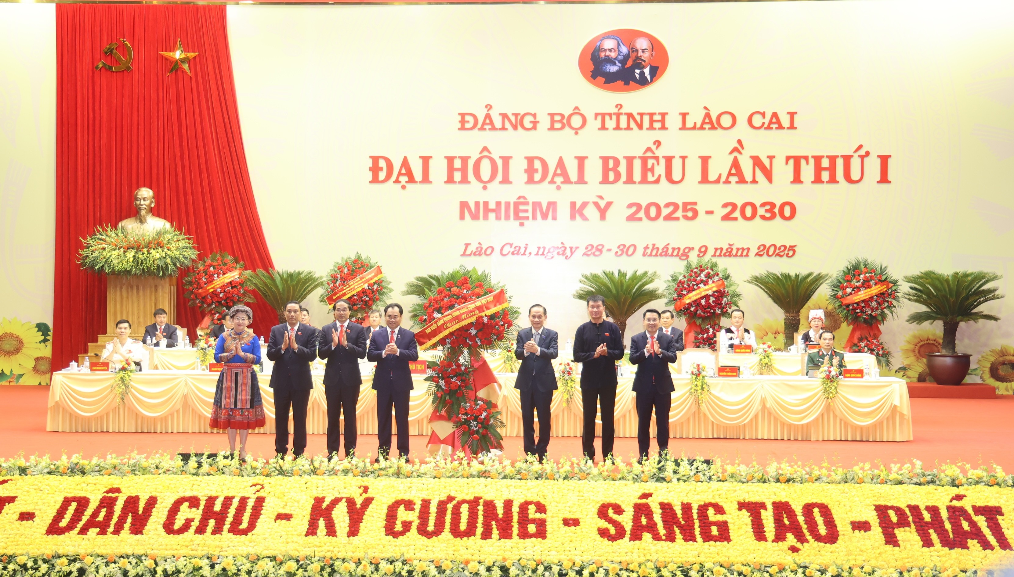 Lãnh đạo Đảng, Nhà nước tặng hoa chúc mừng Đại hội. z7061375145218-db1b7f498de8f76d7029b2b7deb5bd27.jpg