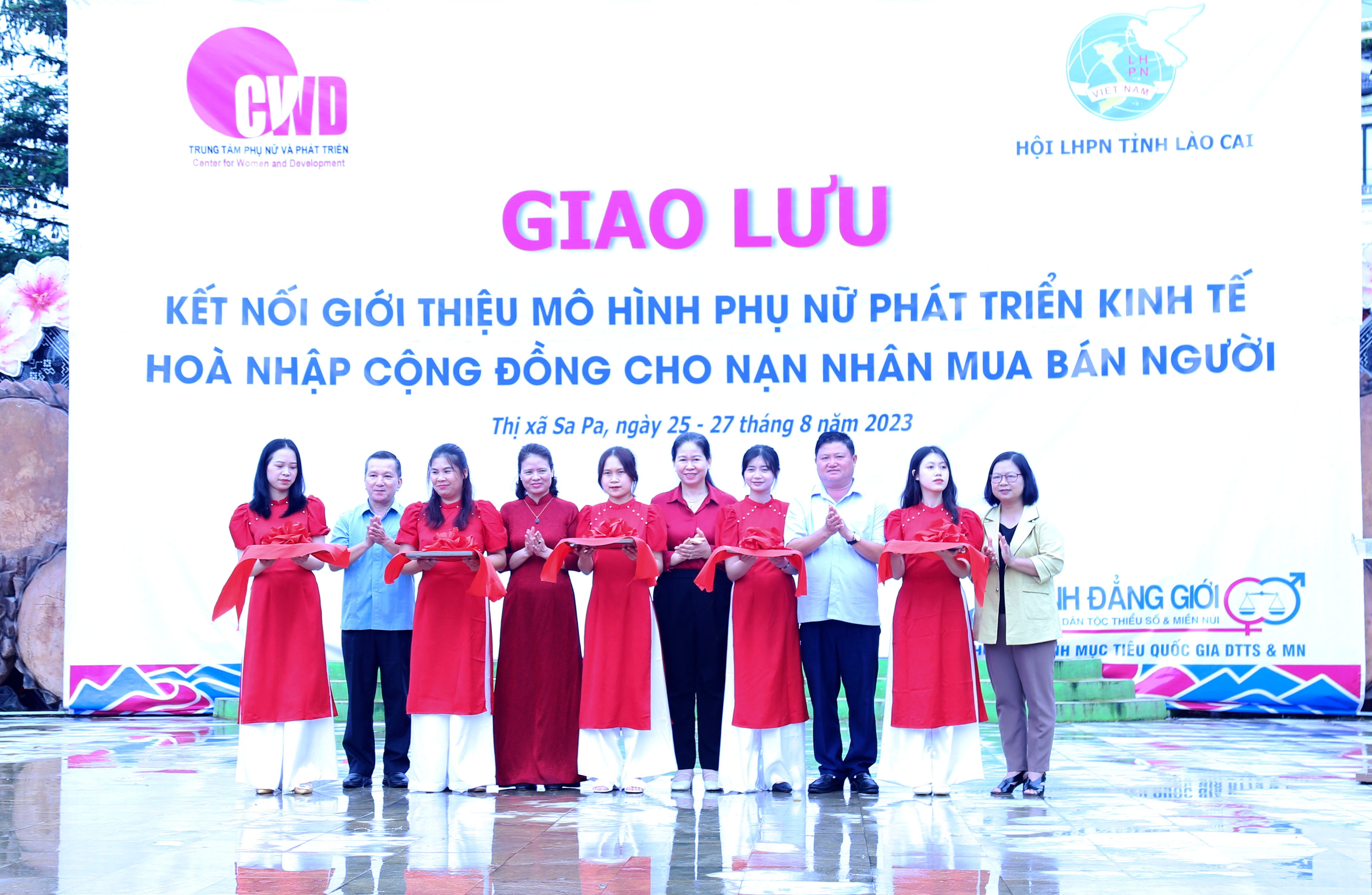 Chương trình giao lưu kết nối giới thiệu mô hình phụ nữ phát triển kinh tế hòa nhập cộng đồng cho nạn nhân mua bán người tổ chức tại thị xã Sa Pa. img-4413.jpg