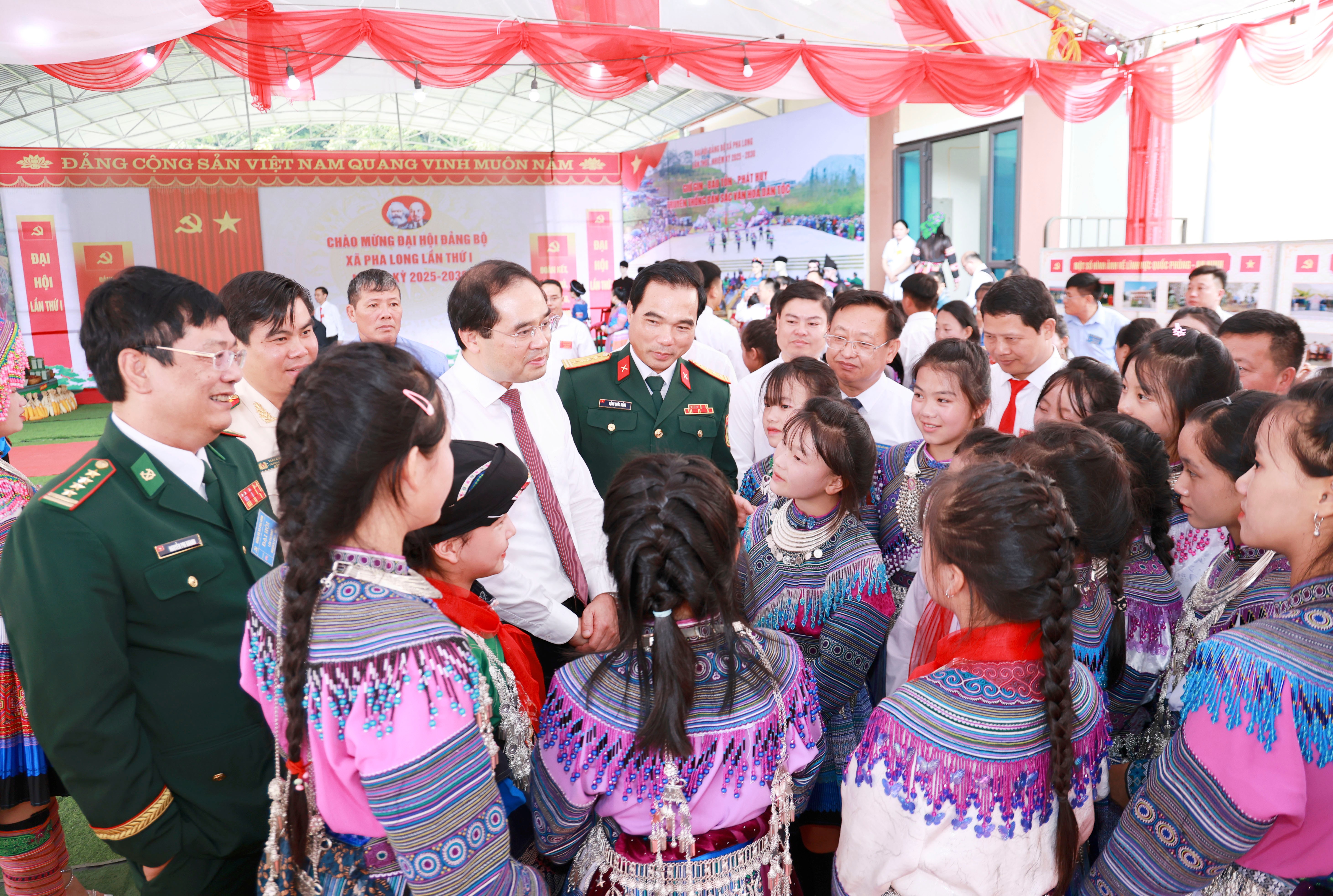 Bí thư Tỉnh ủy Trịnh Xuân Trường trò chuyện với học sinh xã Pha Long. 060a5666.jpg