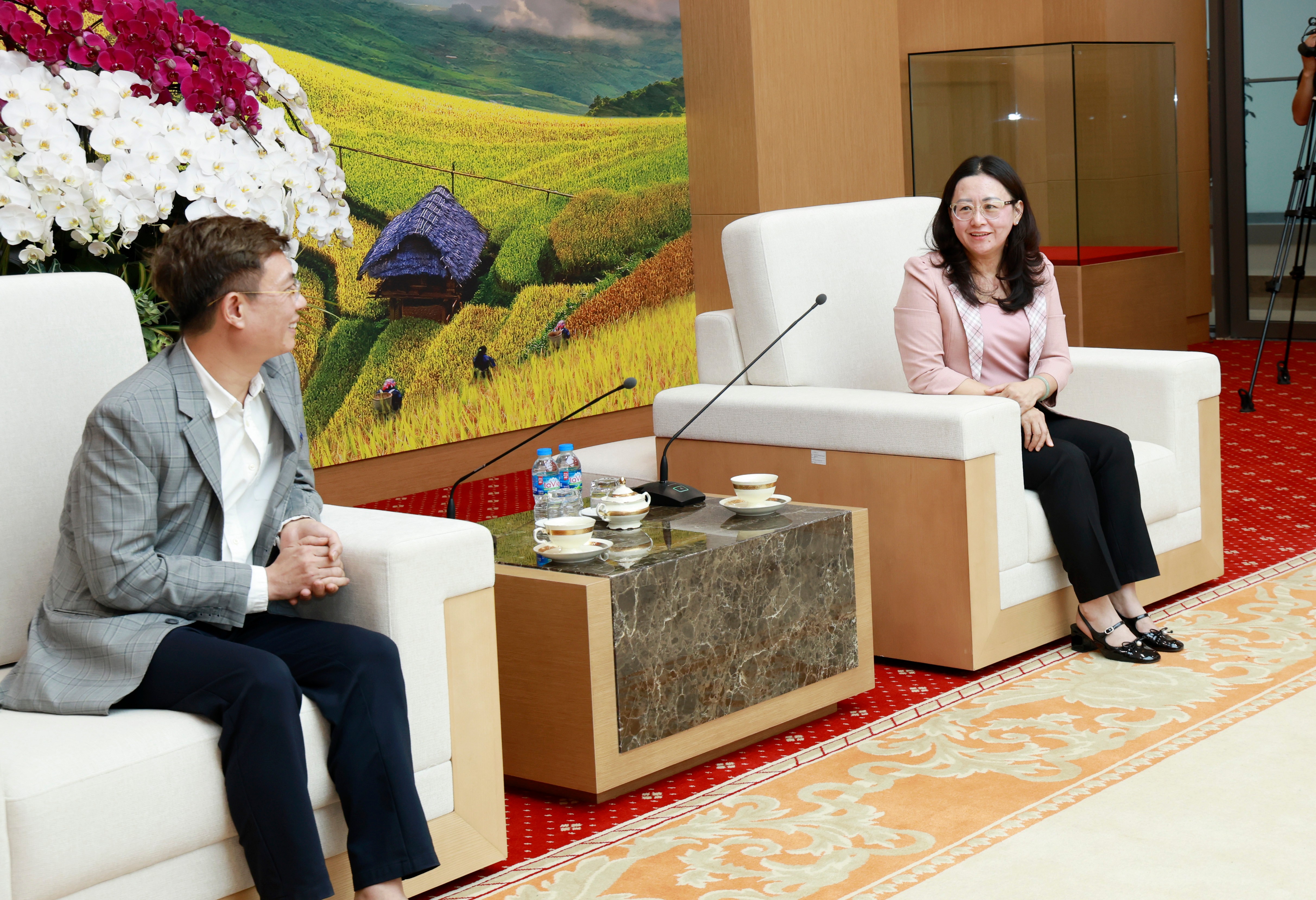 Đồng chí Phó Bí thư Tỉnh ủy Giàng Thị Dung thông tin khái quát với các nhà tài trợ về thiệt hại của người dân tỉnh Lào Cai sau bão số 9, số 10 và 11. 060a1020.jpg