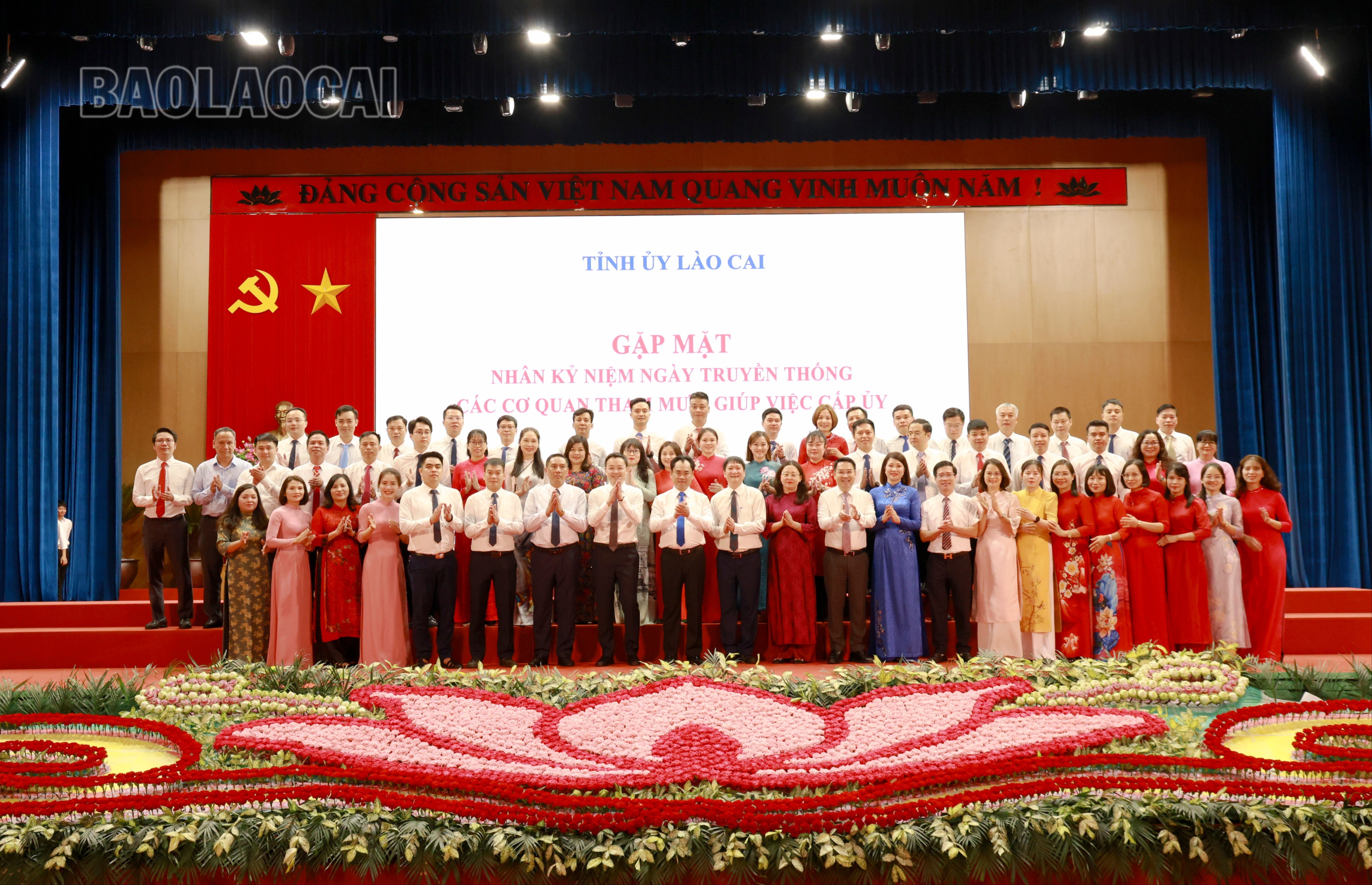 Thường trực Tỉnh ủy chụp ảnh lưu niệm với cán bộ, công chức, viên chức Văn phòng Tỉnh ủy nhân Ngày truyền thống Văn phòng cấp ủy. 060a9178-333.jpg