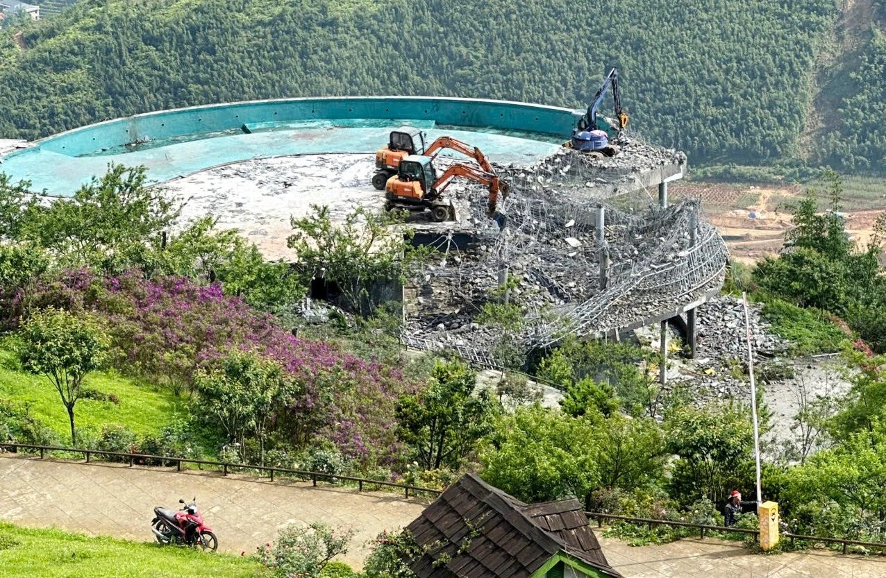 Các thiết bị cơ giới được huy động để tháo dỡ công trình.