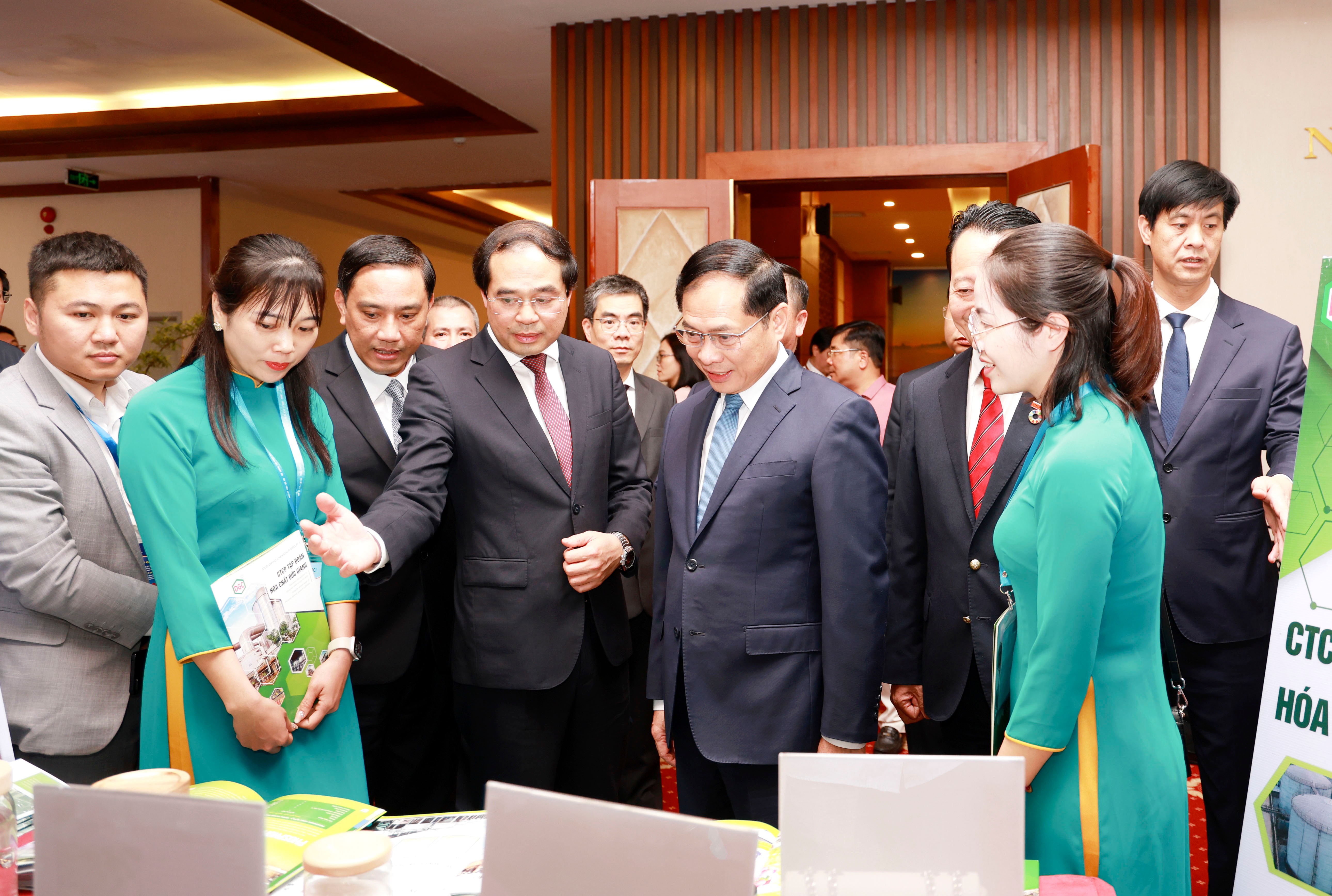 Bí thư Tỉnh ủy Trịnh Xuân Trường giới thiệu với Phó Thủ tướng Chính phủ - Bộ trưởng Ngoại giao Bùi Thanh Sơn, nay là Phó Thủ tướng Chính phủ các sản phẩm nông sản địa phương tại Hội nghị Gặp gỡ Lào Cai 2025 tổ chức tháng 3/2025 tại phường Lào Cai. 060a0251.jpg