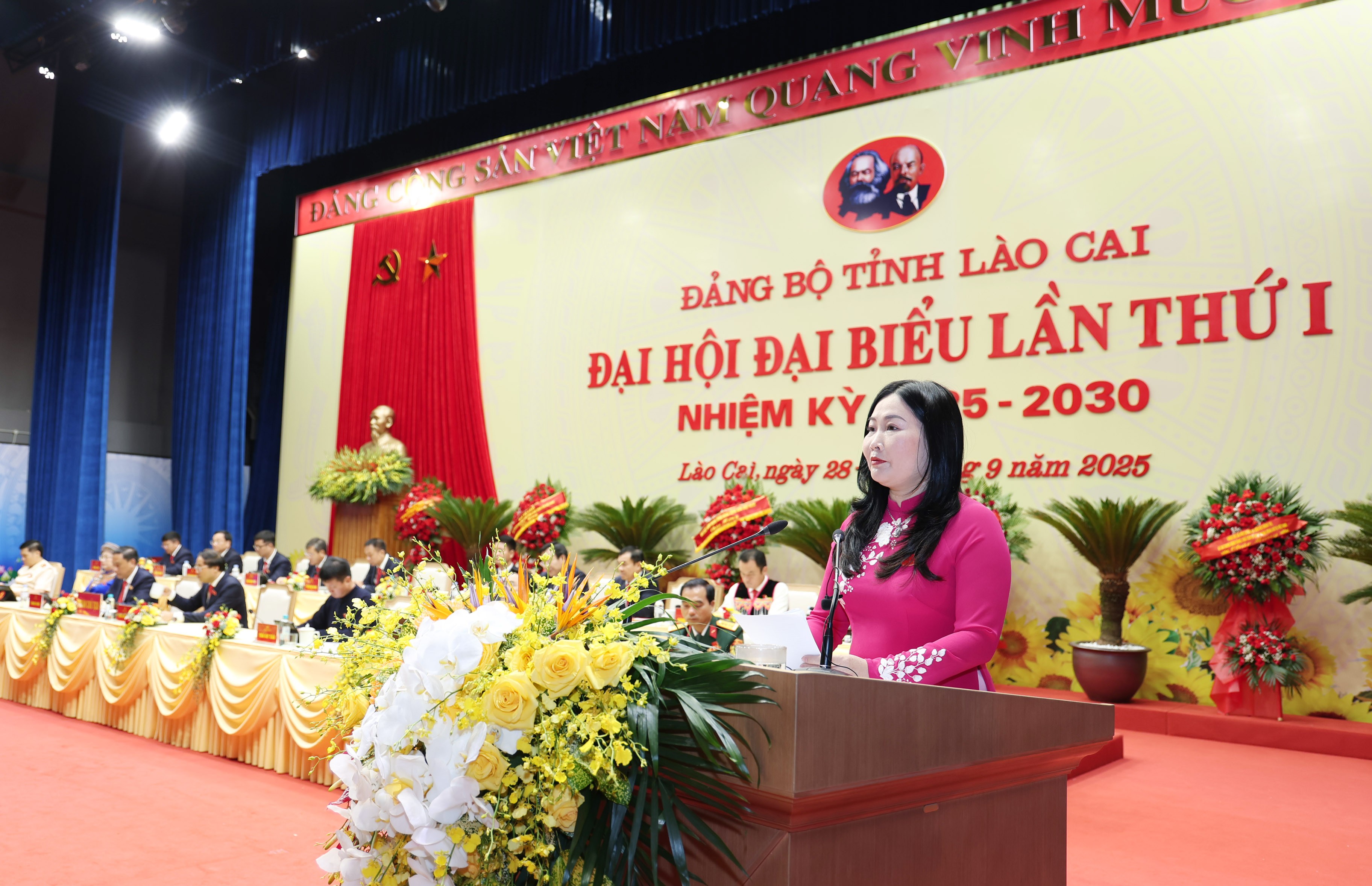 Đồng chí Vũ Thị Hiền Hạnh - Ủy viên BCH Đảng bộ tỉnh, Phó Chủ tịch UBND tỉnh tham luận tại Đại hội. img-2931.jpg