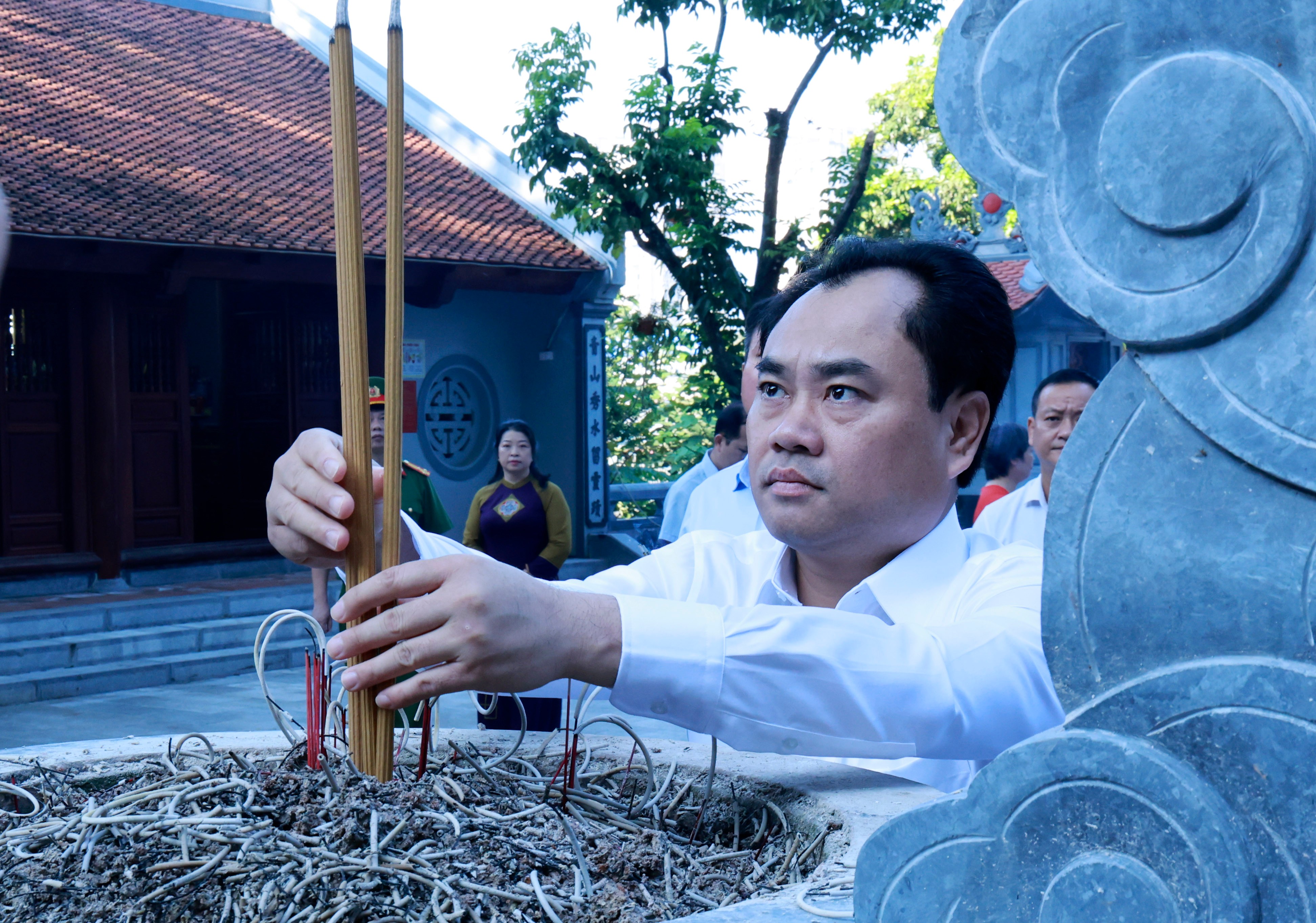 Đồng chí Trịnh Việt Hùng - Ủy viên dự khuyết Ban Chấp hành Trung ương Đảng, Bí thư Tỉnh ủy, Chủ tịch HĐND tỉnh dâng hương tại đền Thượng. 060a0243.jpg
