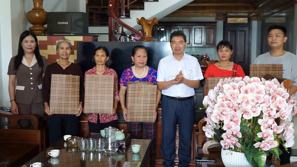 Đồng chí Nguyễn Thị Bích Nhiệm (ngoài cùng bên trái) - Phó Chủ tịch Ủy ban MTTQ Việt Nam tỉnh tặng quà các gia đình đồng thuận cao chủ trương đầu tư xây dựng công trình trọng điểm quốc gia trên địa bàn phường Lào Cai. z6963997418708-670389b1a7b2c3553d115f0d44240a3d.jpg