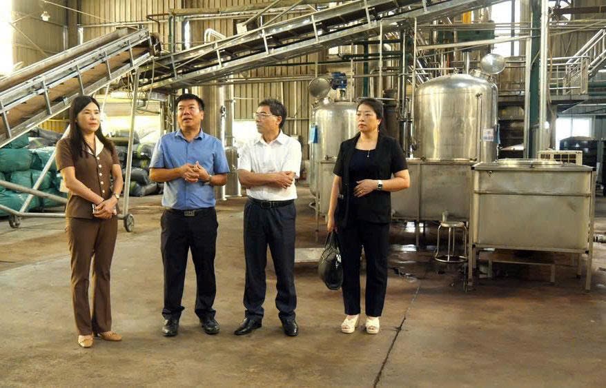 Đoàn công tác Ủy ban MTTQ Việt Nam tỉnh tham quan mô hình sản xuất và tiếp thu các ý kiến phản ánh của doanh nghiệp tại Công ty TNHH MTV TraphacoSapa. z6963996421519-d8f687162cb5a68bacf2367d29295f20.jpg