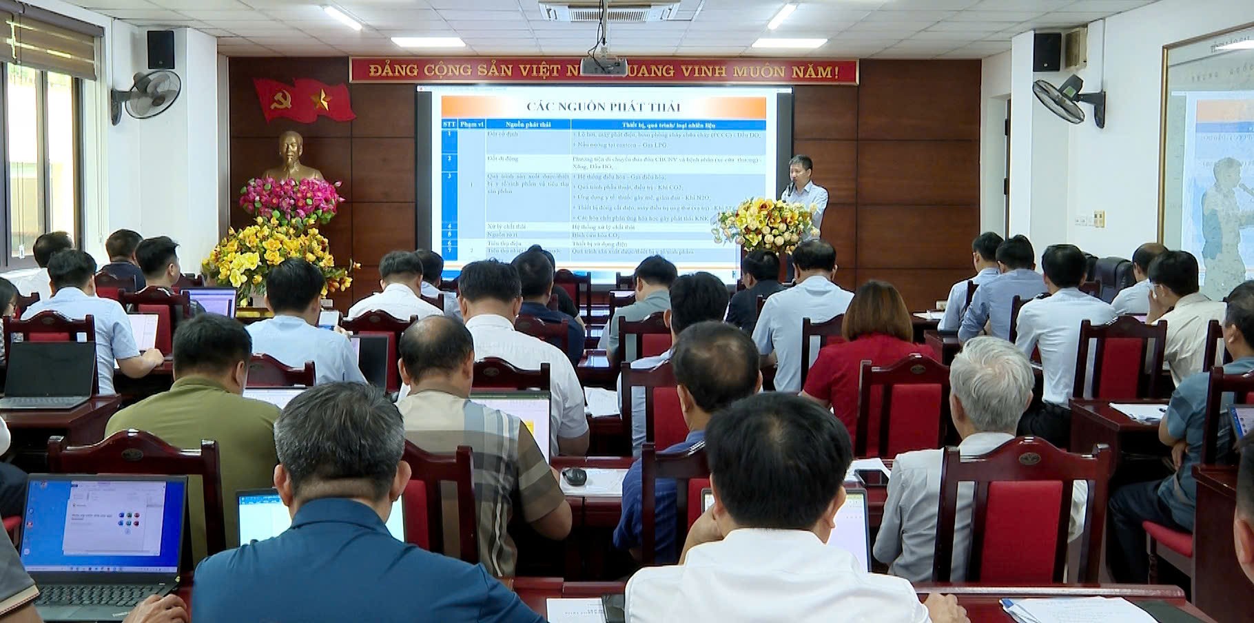 Quang cảnh hội nghị. z6618219758971-ecc8ed7639d329ac108618802e37f6b4.jpg