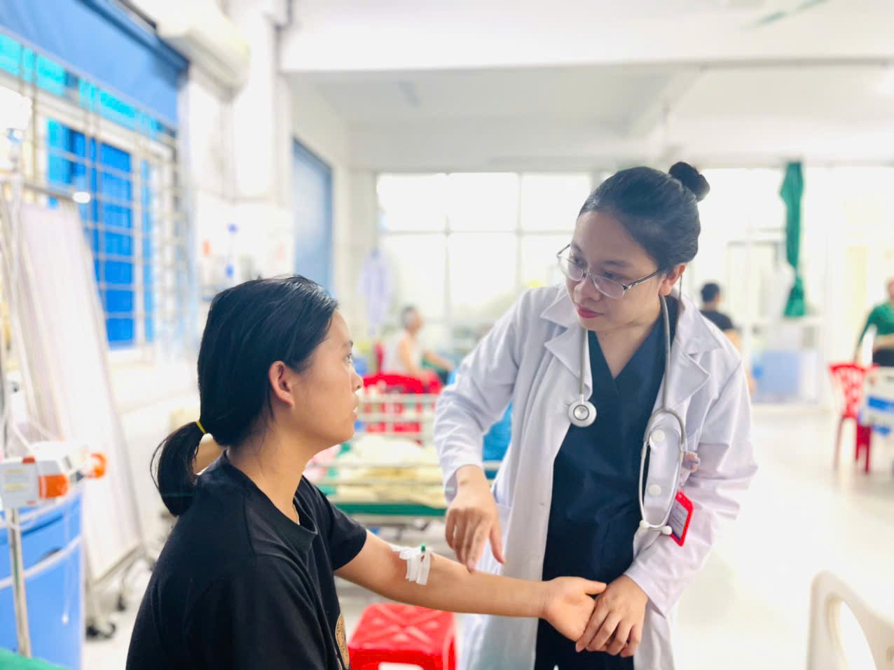 Bác sỹ Vũ Thị Ngọc Ninh thăm khám cho bệnh nhân bị ong đốt. z6616883824498-04498da33d0775ab2fc60d5a66750686.jpg