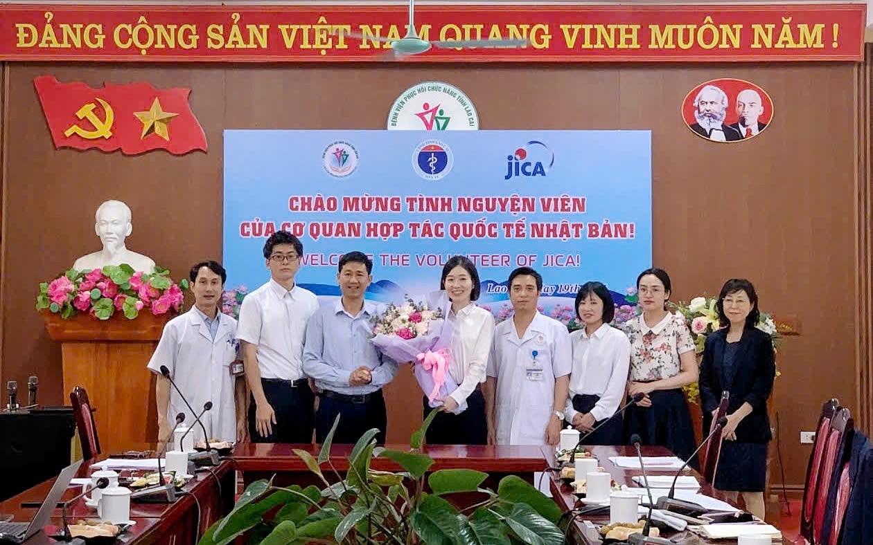 Lãnh đạo Sở Y tế tặng hoa chào mừng tình nguyện viên đến làm việc tại Bệnh viện Phục hồi chức năng tỉnh. z6617762266040-5377a49a61244933eba29fda80d7e14e.jpg