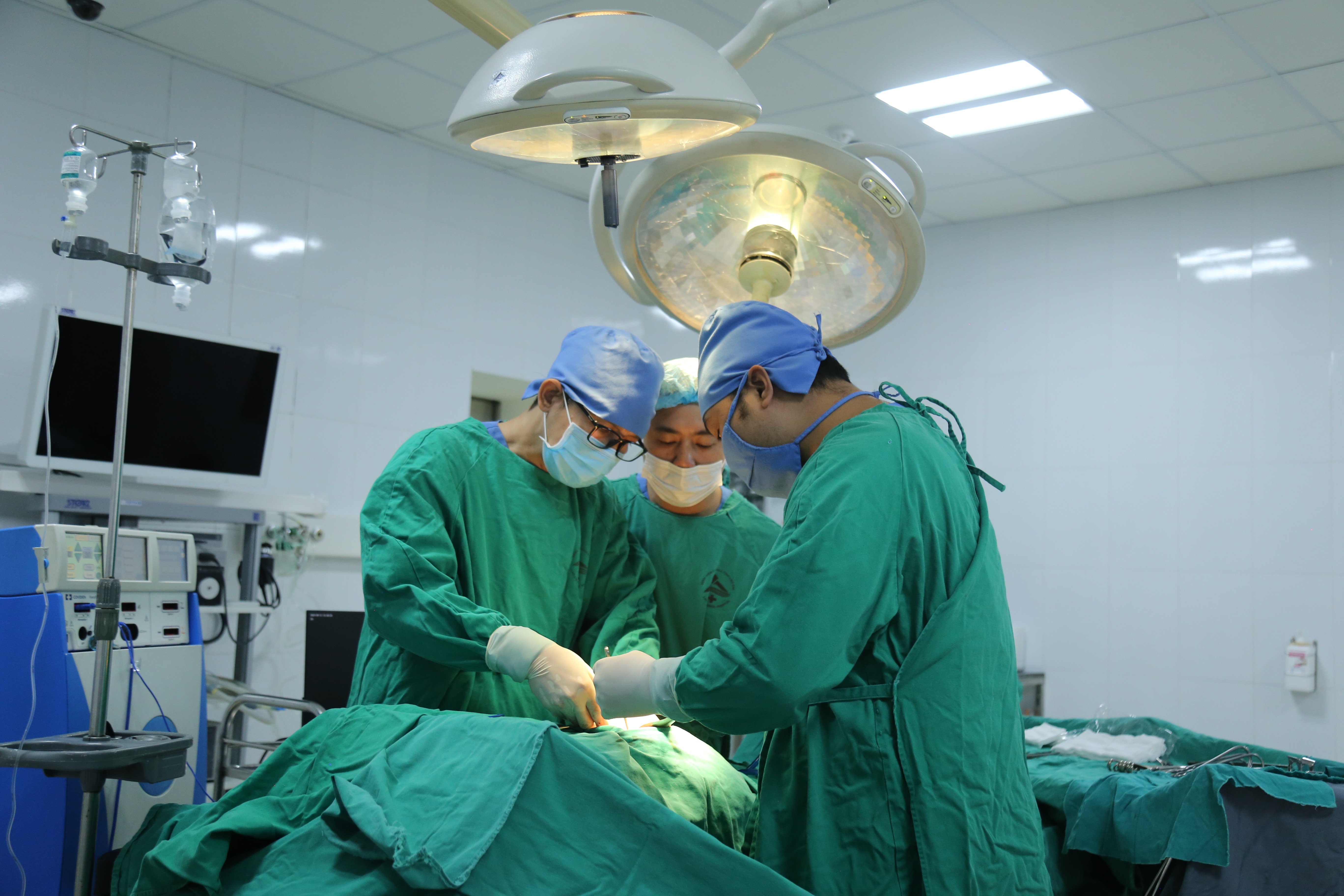 Kíp bác sỹ Khoa Ngoại Tổng hợp - Bệnh viện Đa khoa số 2 tỉnh Lào Cai thực hiện ca phẫu thuật. img-0923.jpg