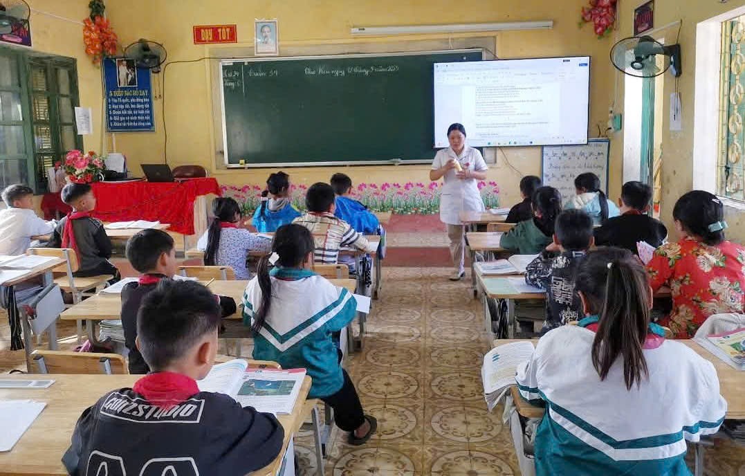 Cán bộ y tế tuyên truyền phòng, chống bệnh về giun sán cho học sinh z6607783147044-19057b9ee233873d2c6f6f33759bd231.jpg