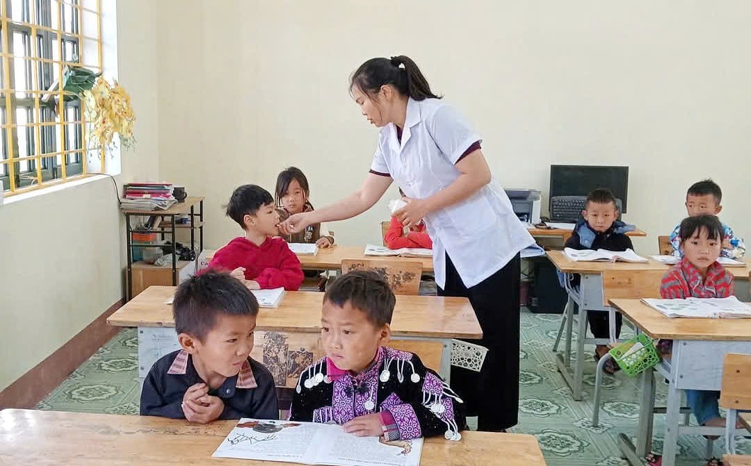 Hoạt động chăm sóc sức khỏe cho học sinh luôn được ngành y tế quan tâm triển khai. z6607783132779-a56e1a6c2d66d071cbe140d54fd645c8.jpg