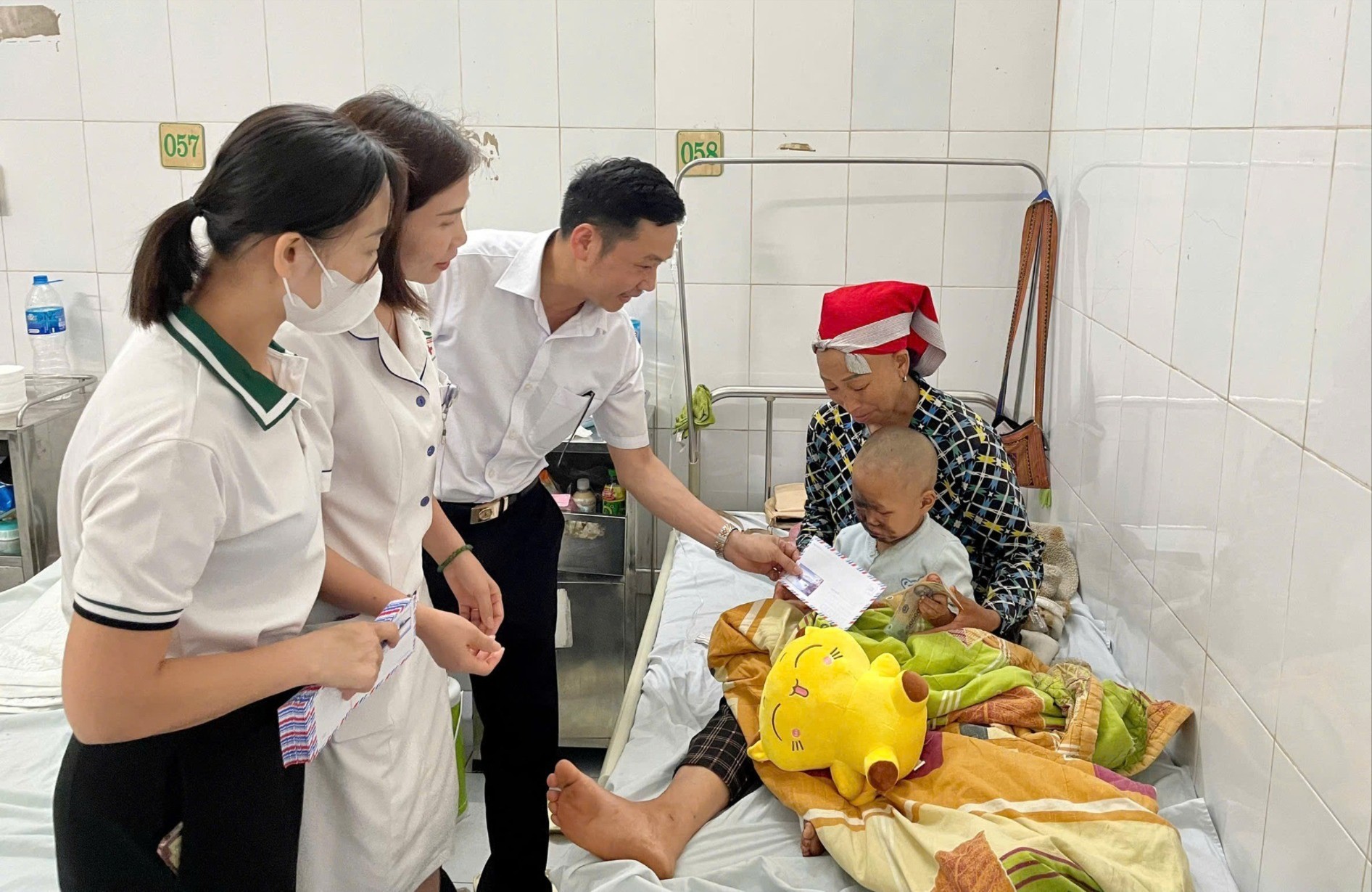 Tặng quà bệnh nhi nhân Tết thiếu nhi 1/6. 501309866-1261886065942291-8077580396276764764-n-1813.jpg