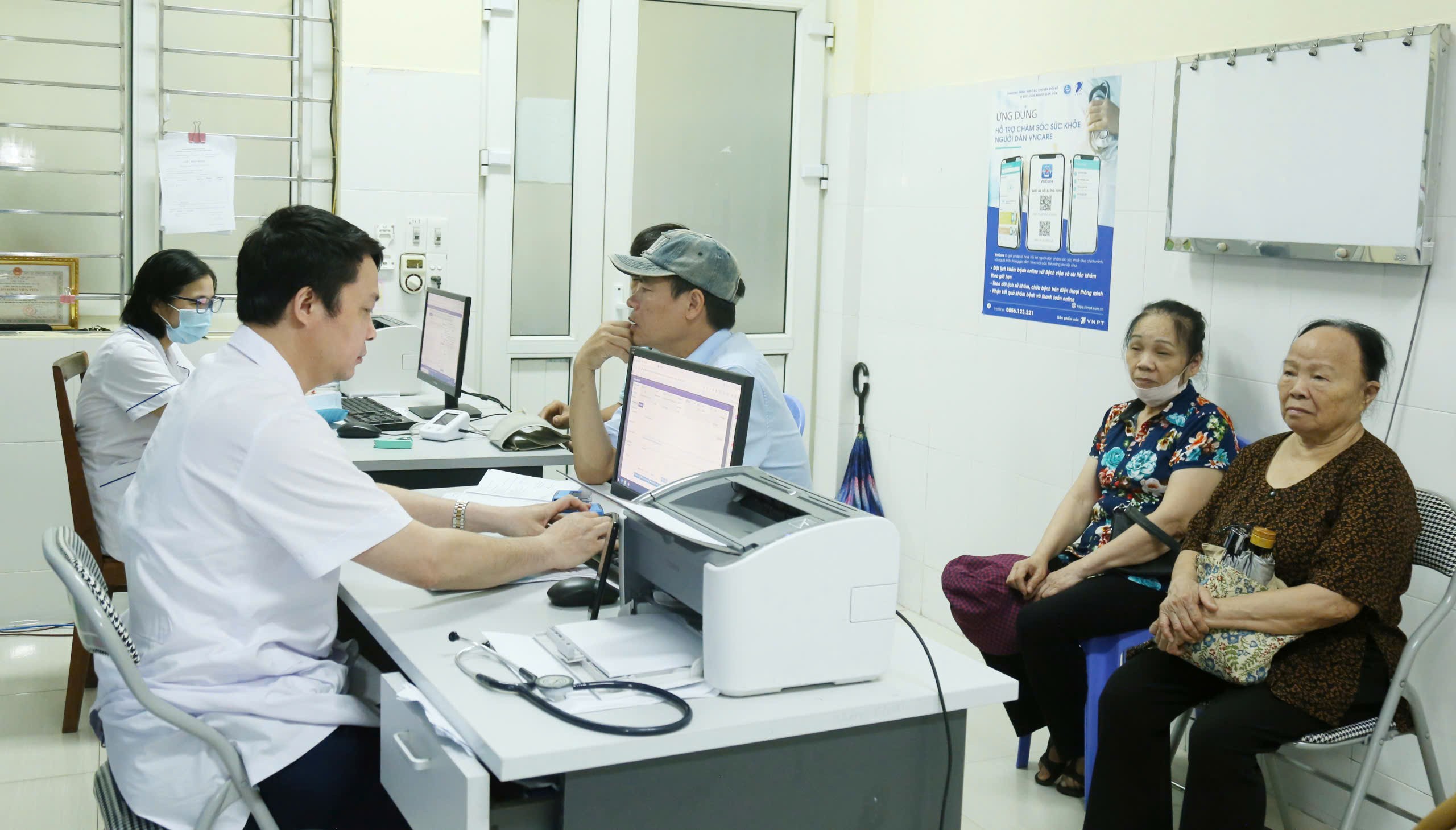 Người dân cần đến cơ sở y tế để được bác sĩ khám, tư vấn và kê đơn thuốc. z7169354035831-6a79e41c44319f022ccfad32c996b634.jpg