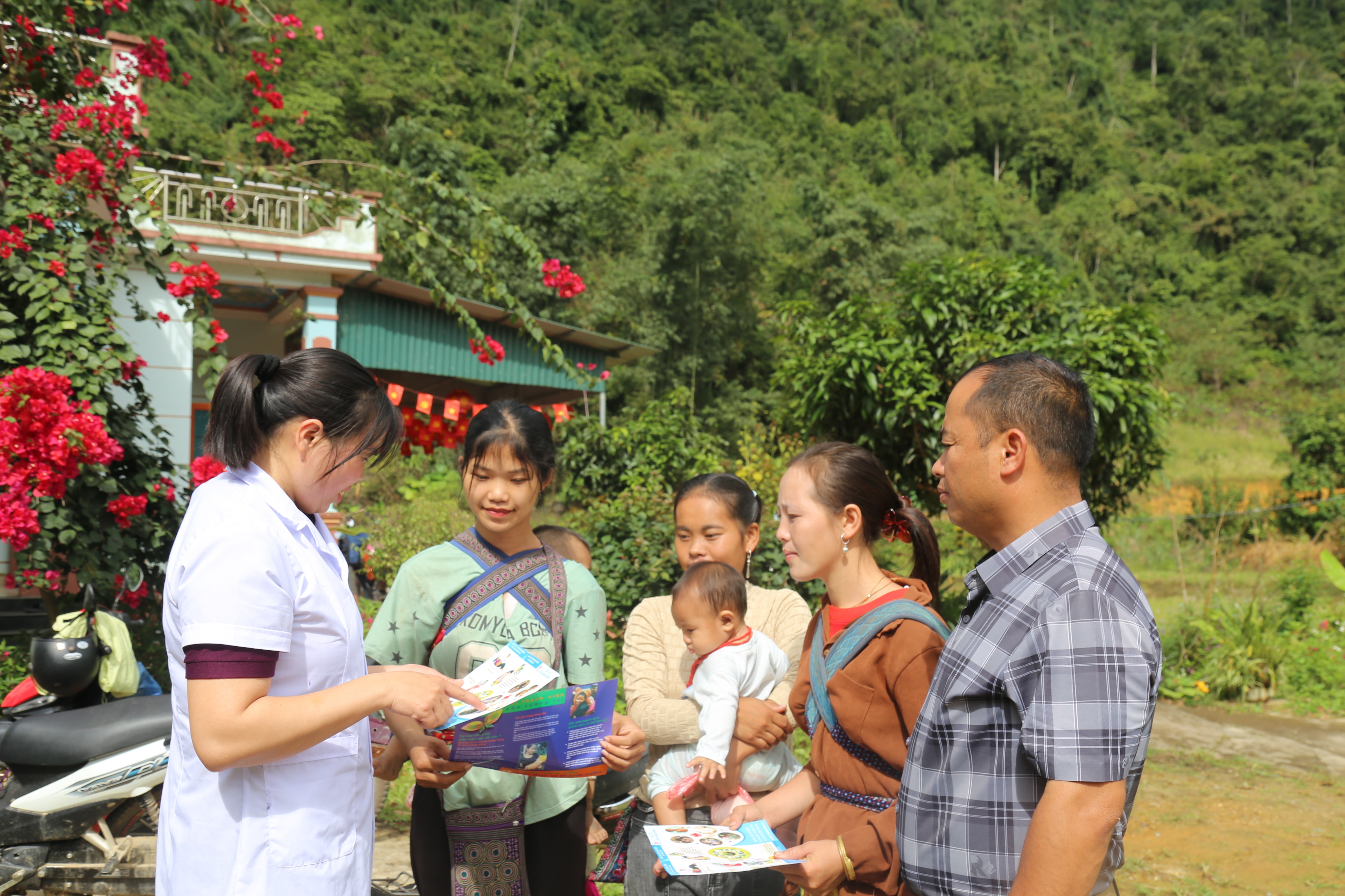 Cán bộ Trạm Y tế xã Cao Sơn tuyên truyền kiến thức chăm sóc sức khỏe bà mẹ trẻ em. img-2116.jpg