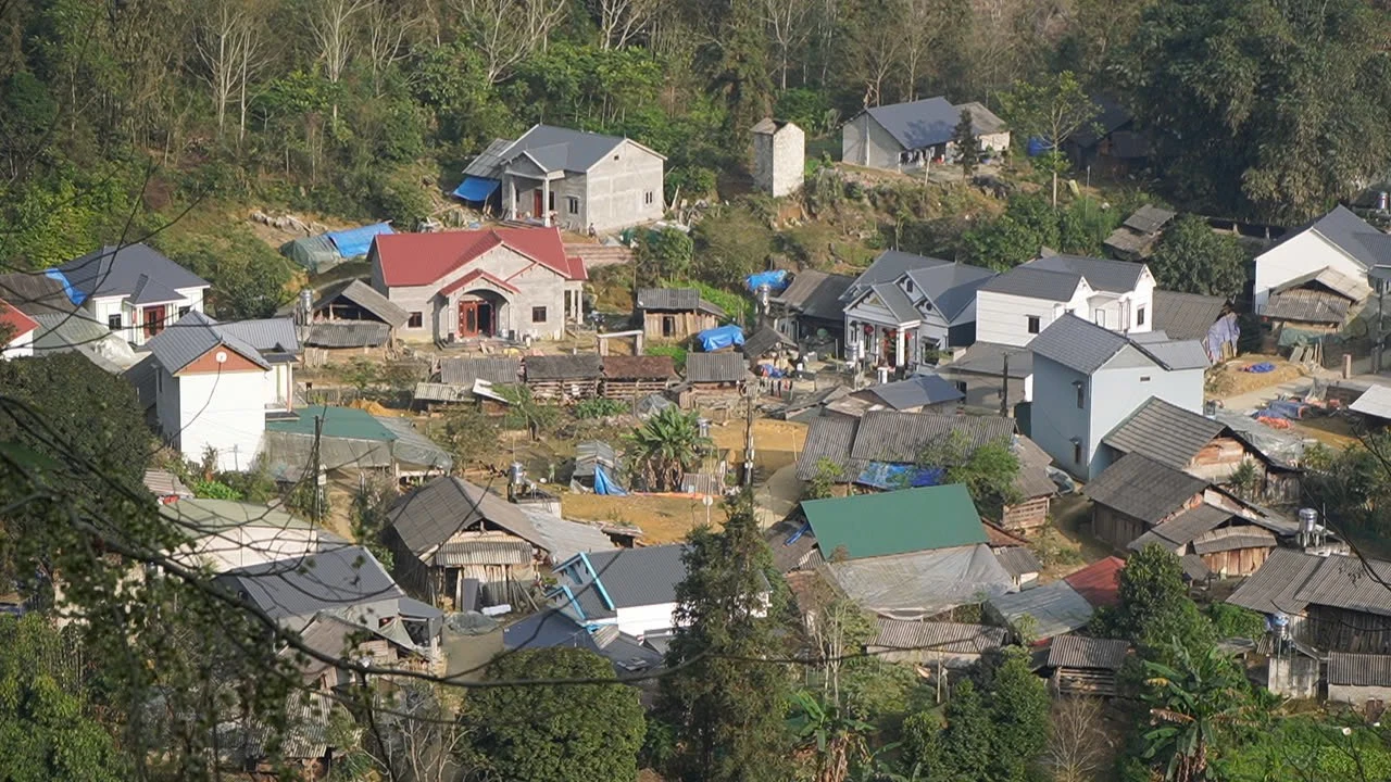 Những mái nhà xây kiên cố mọc lên san sát ở Cốc Râm.