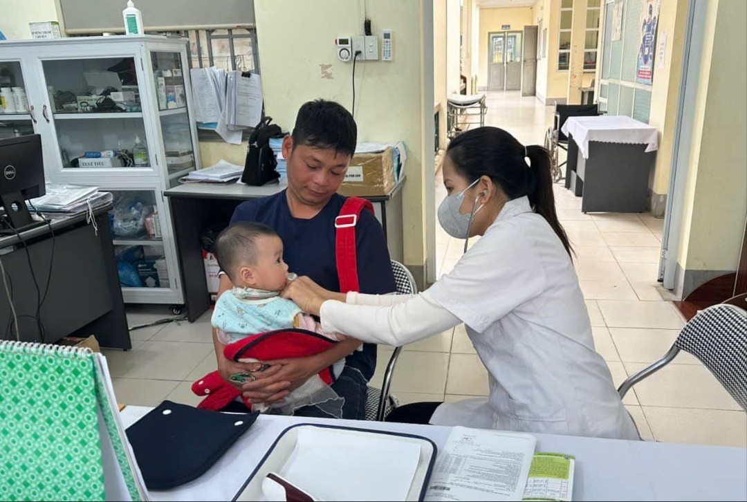 Theo dõi sức khỏe của trẻ em trước tình hình dịch bệnh diễn biến phức tạp. 483103387-122124418808415433-6431419793759873583-n-608.jpg