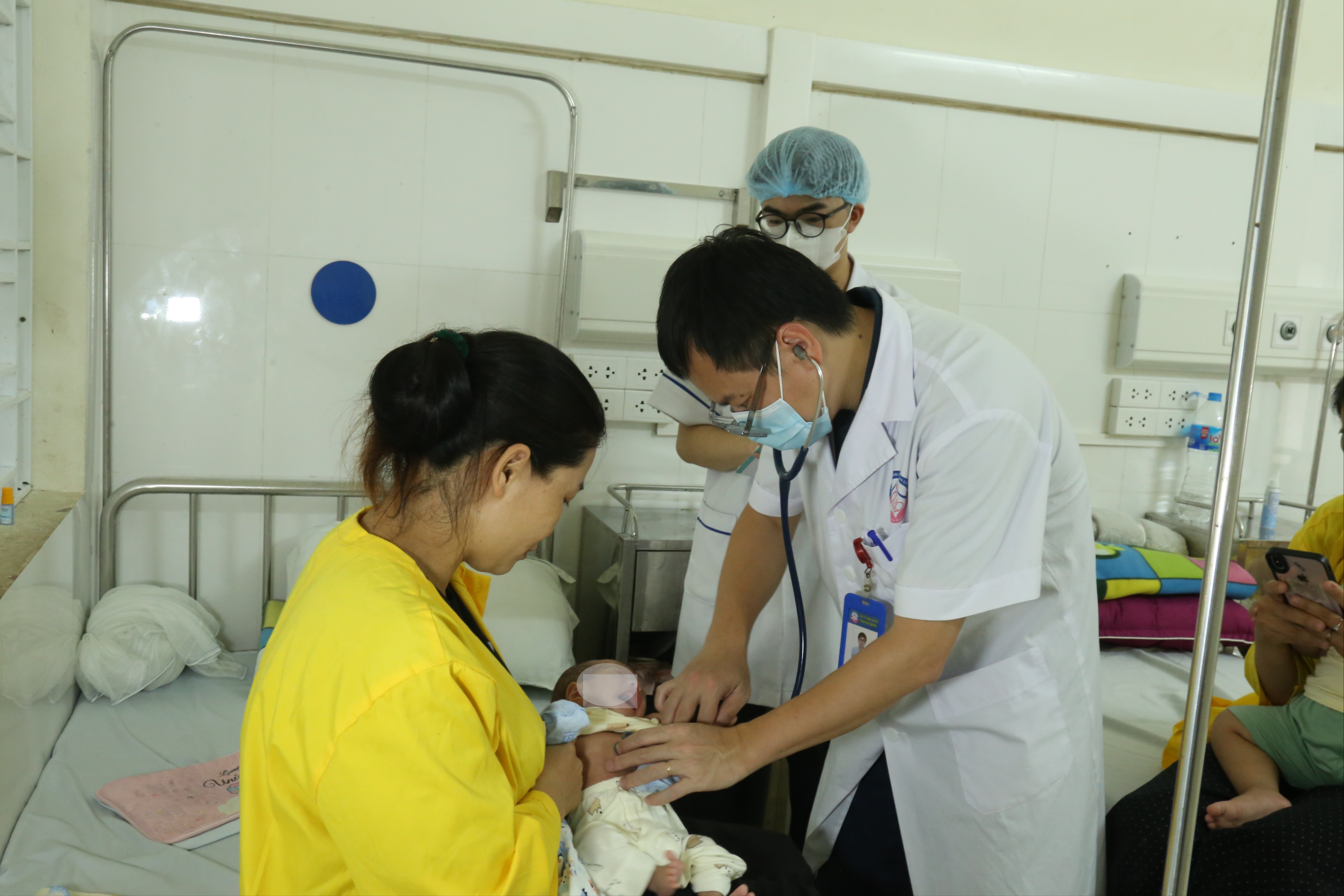 Bệnh nhi chỉ 1 tháng tuổi mắc vi-rút RSV. img-0103-833.jpg