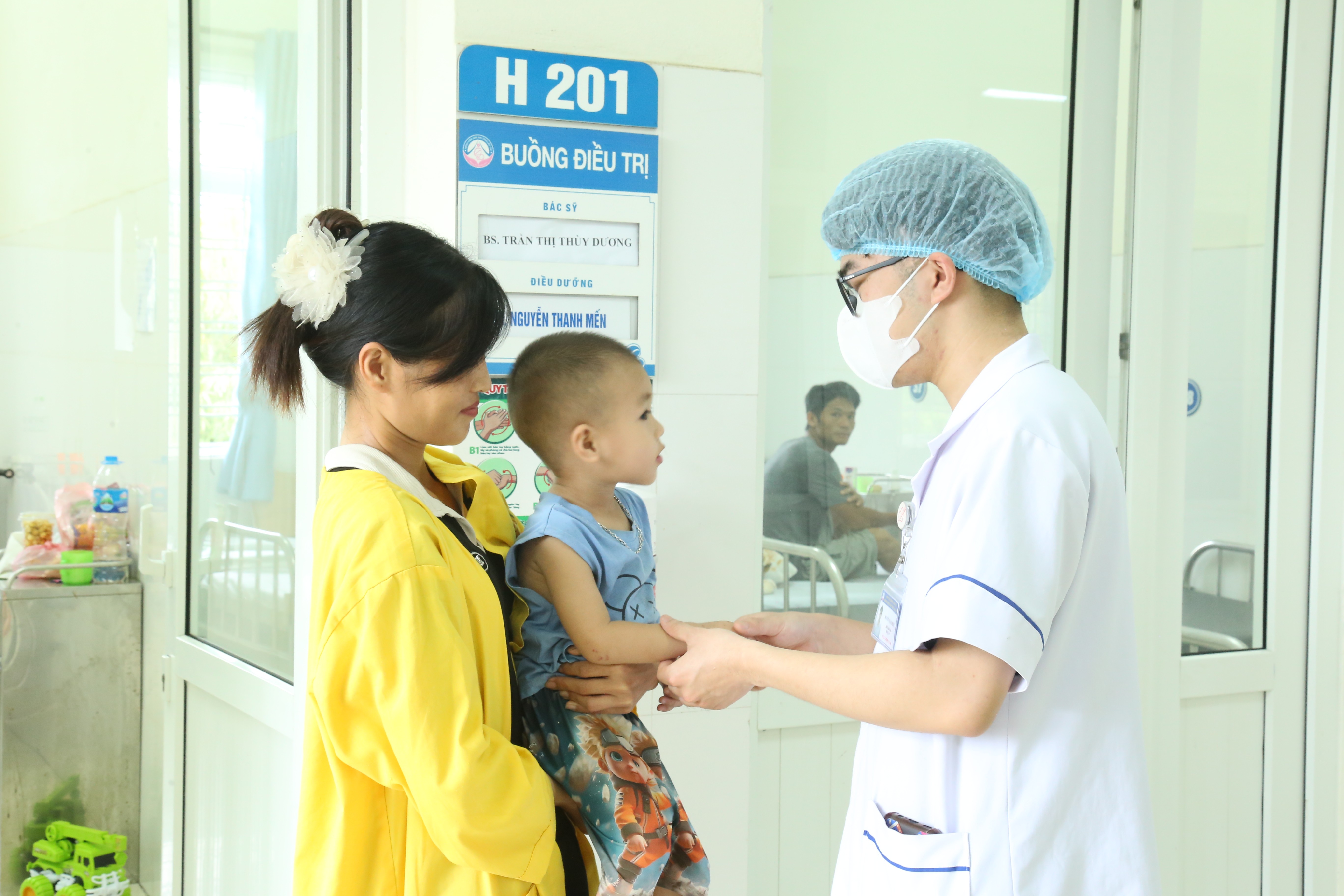 Điều dưỡng tuyên truyền cách phòng bệnh, chăm sóc trẻ. img-0130.jpg