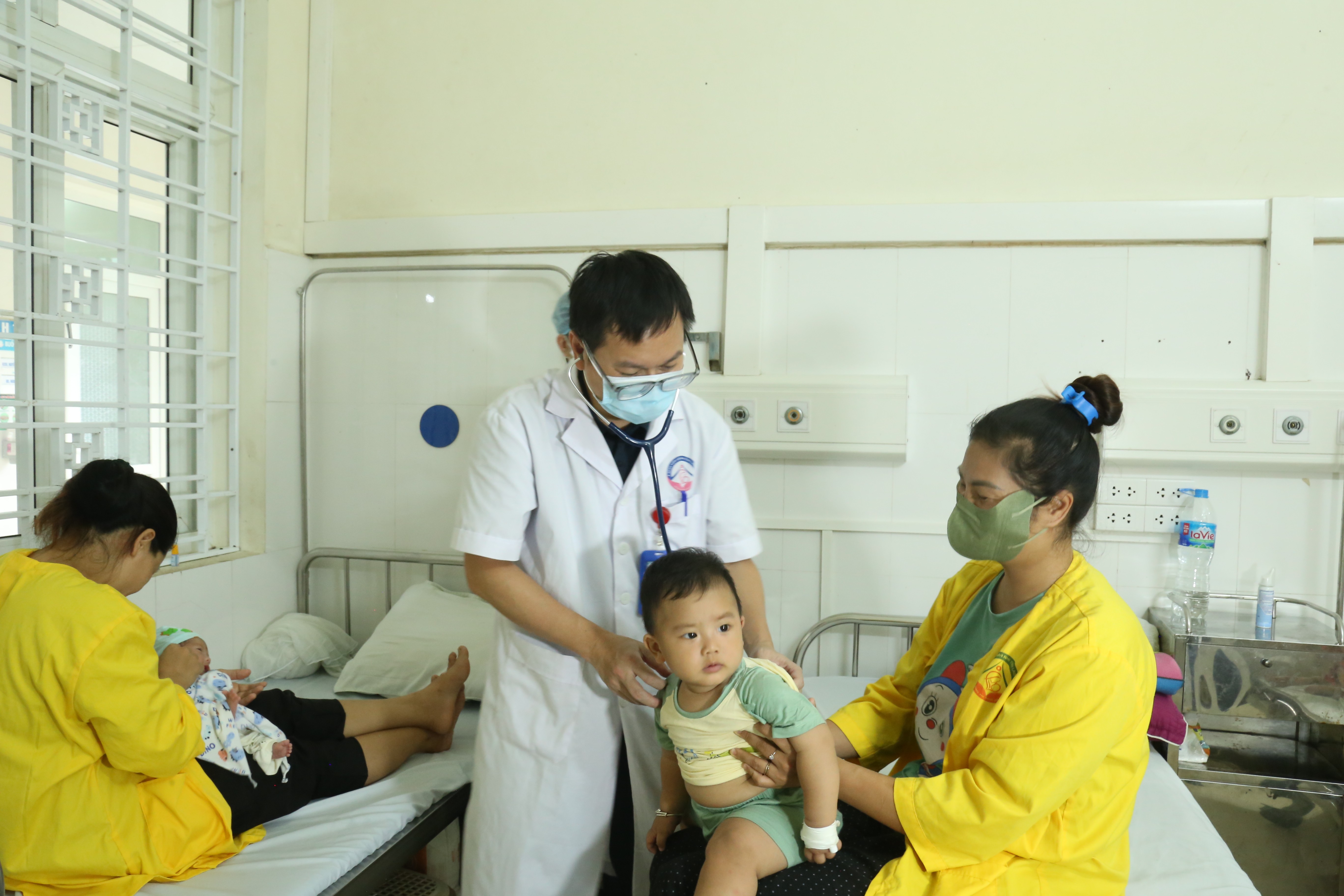 Bác sỹ Hoàng Tùng - Trưởng khoa Truyền nhiễm, Bệnh viện Sản - Nhi tỉnh khám sức khỏe cho trẻ. img-0093.jpg